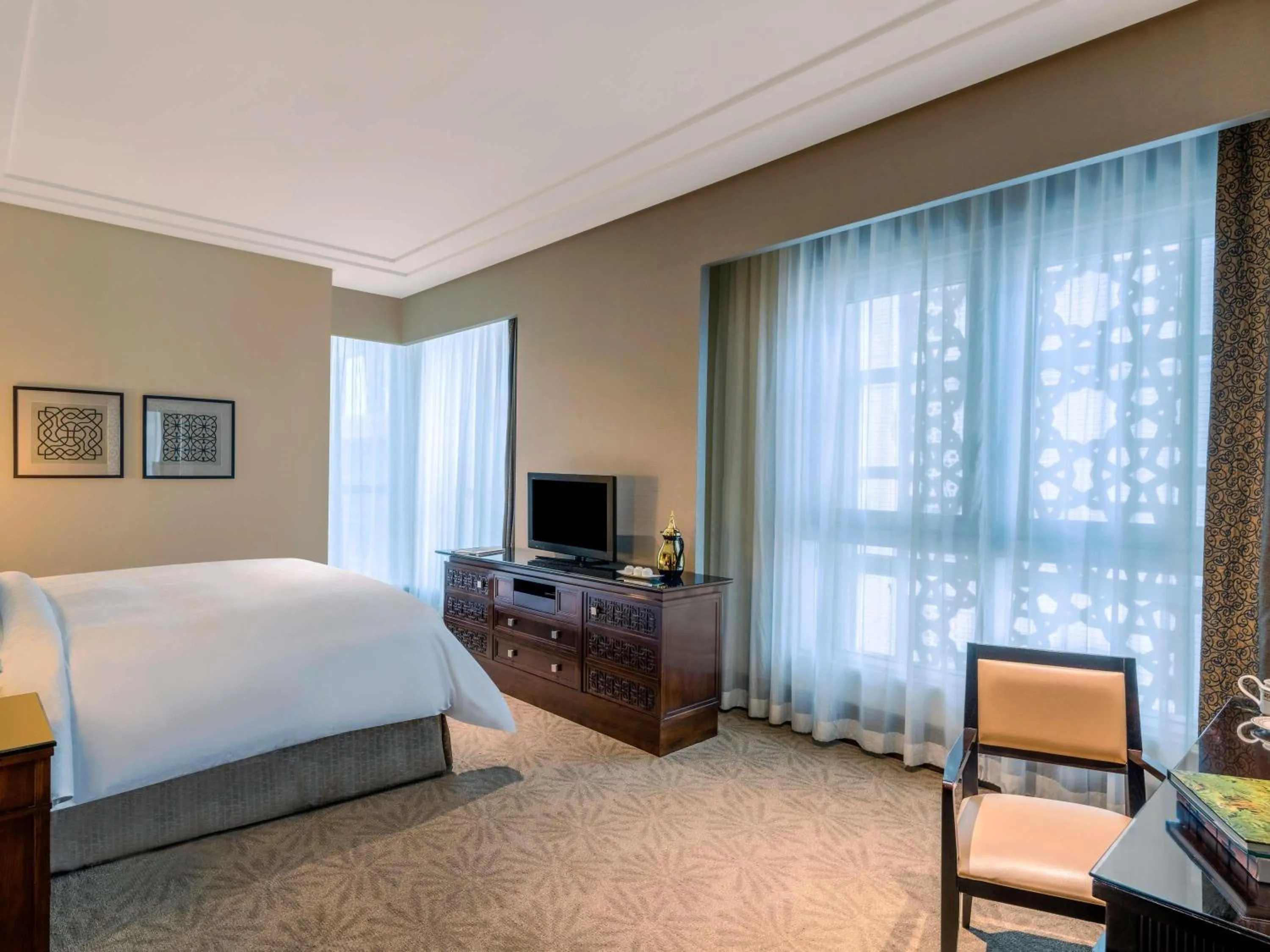 Bedroom, Bed in Makkah Clock Royal Tower, A Fairmont Hotel