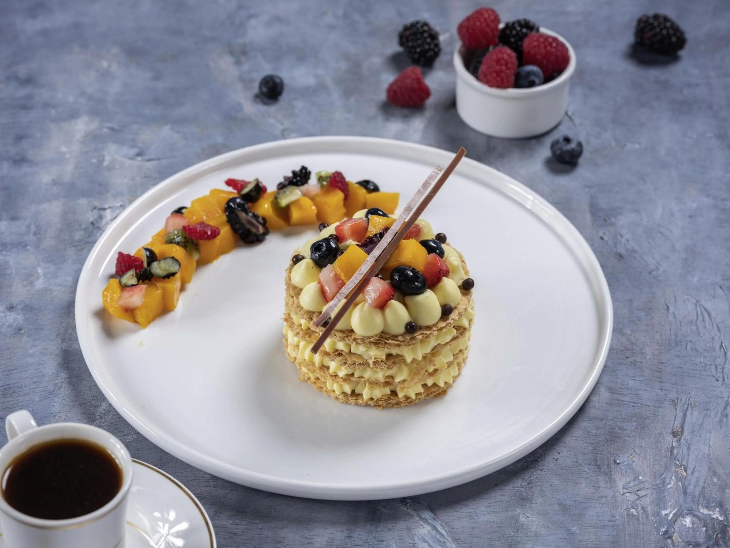 Lounge or bar in Makkah Clock Royal Tower, A Fairmont Hotel