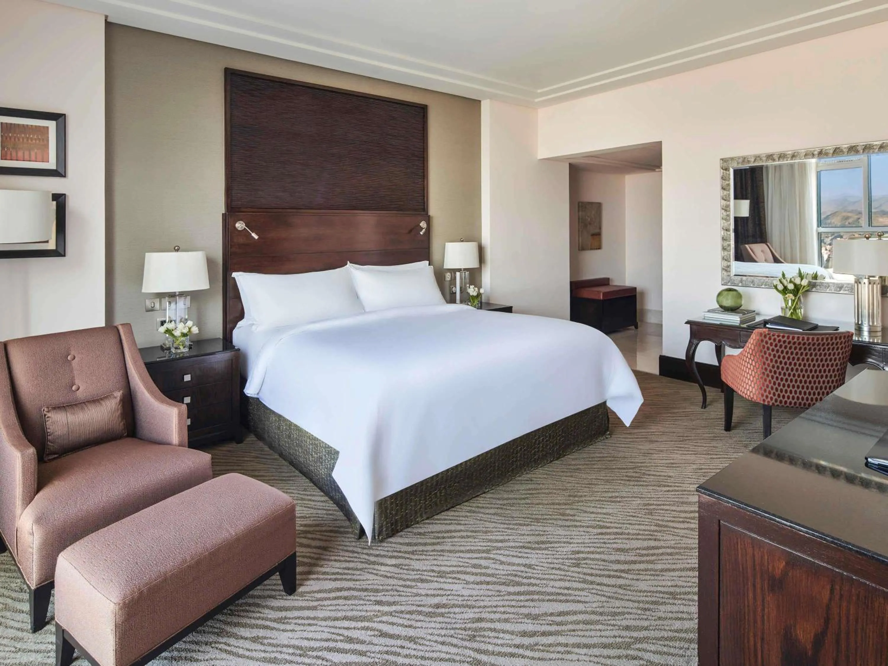 Fairmont Gold Junior King Suite with City View in Makkah Clock Royal Tower, A Fairmont Hotel