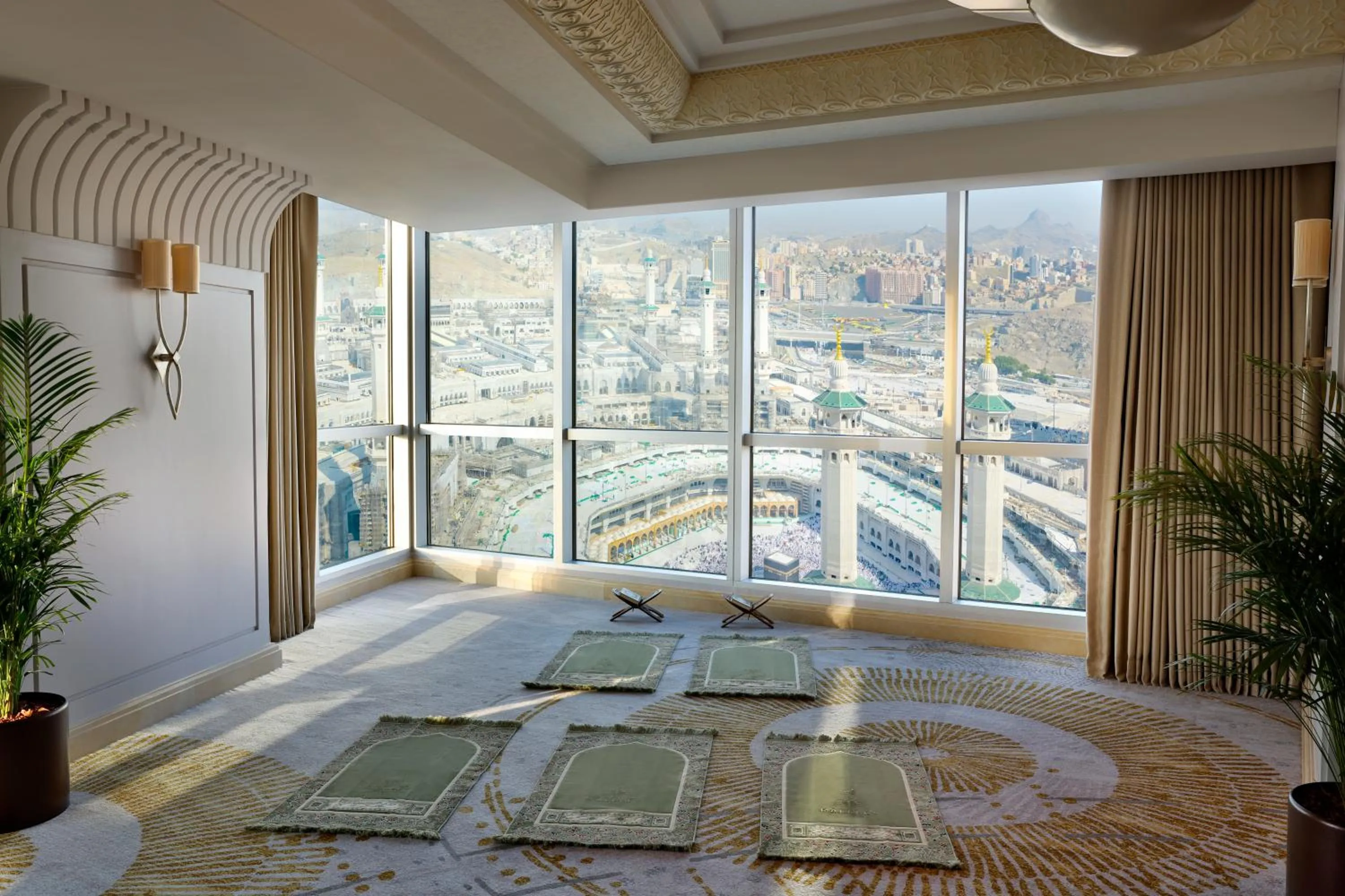 View (from property/room), Bed in Raffles Makkah Palace