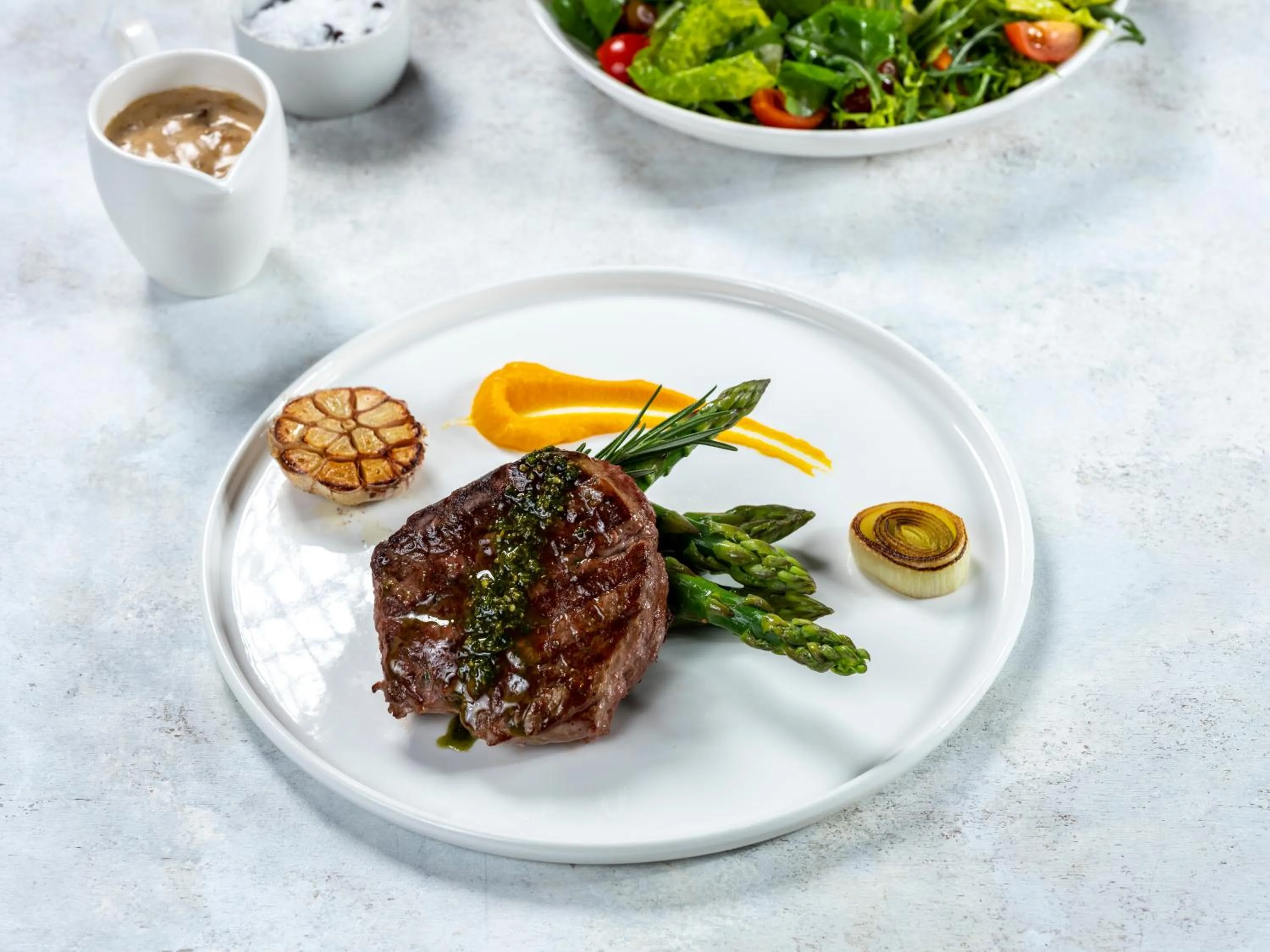 Restaurant/places to eat in Raffles Makkah Palace