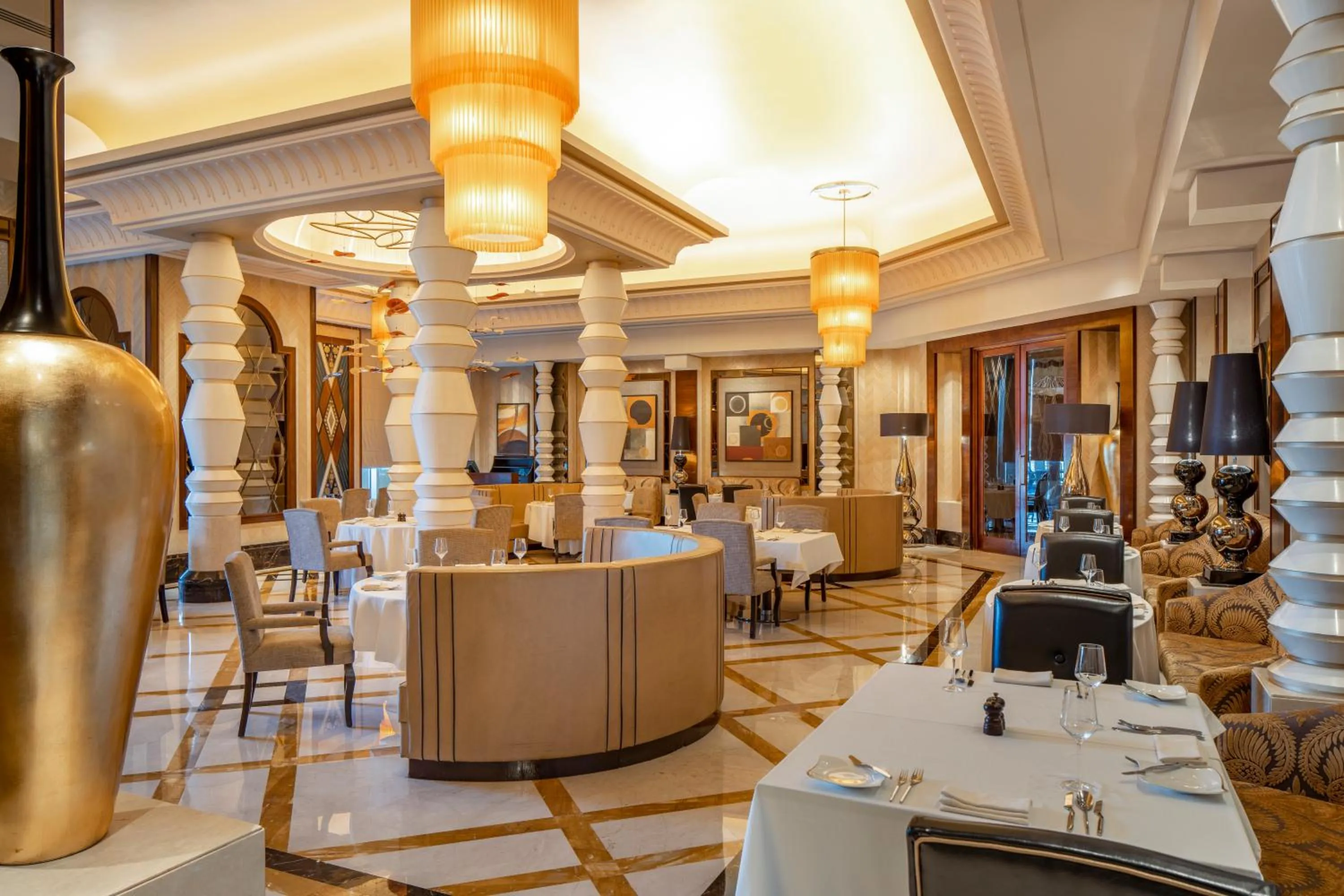 Restaurant/places to eat in Raffles Makkah Palace
