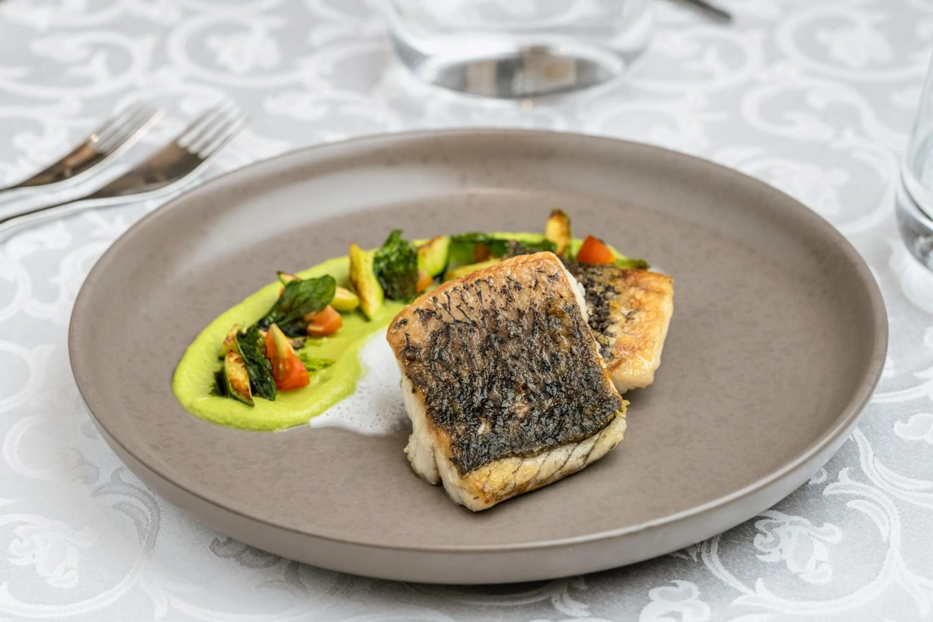 Restaurant/places to eat in Raffles Makkah Palace