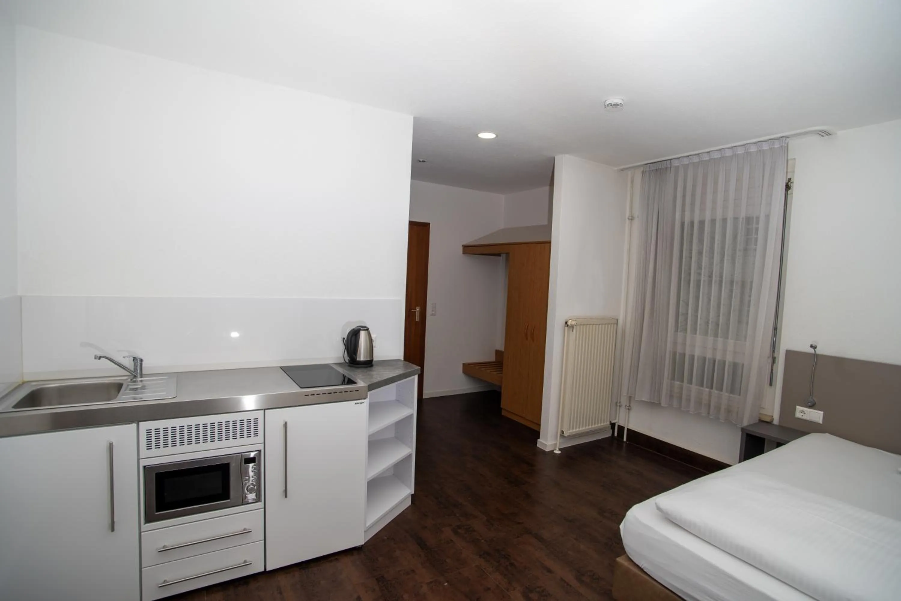 Kitchen or kitchenette, Bed in Hotel am Schillerplatz