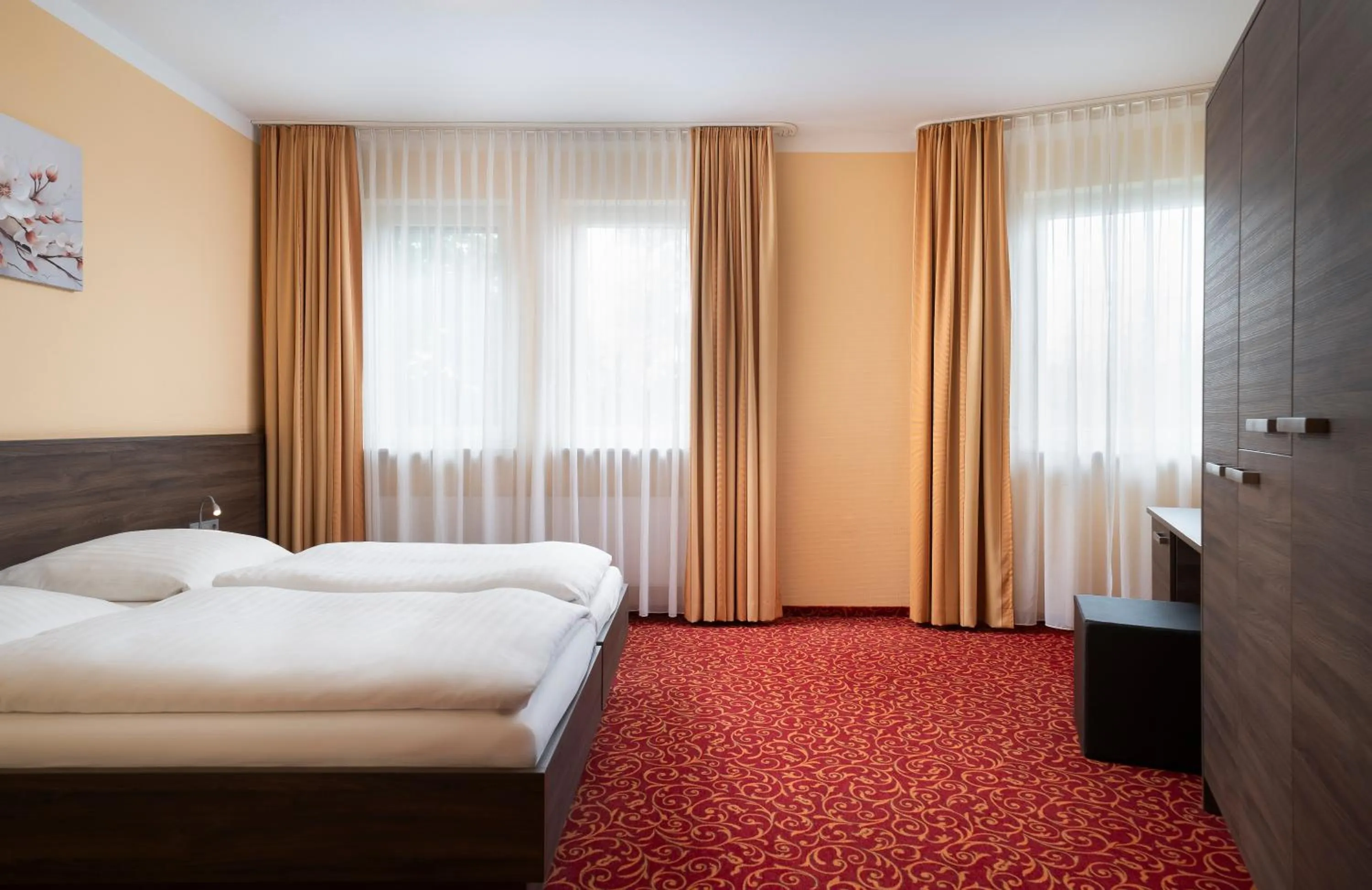 Photo of the whole room, Bed in ates Hotel Lampertheim by AURUM