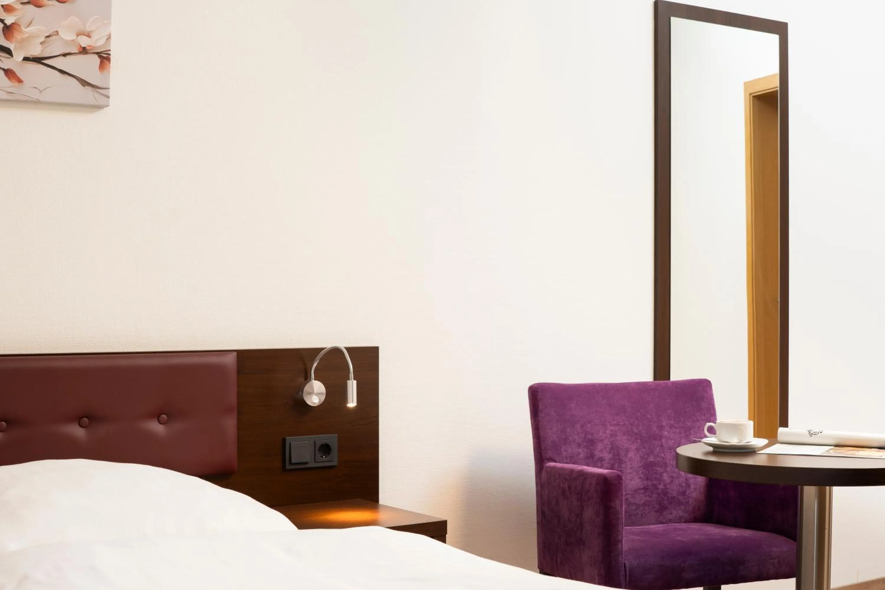 Photo of the whole room, Bed in ates Hotel Lampertheim by AURUM