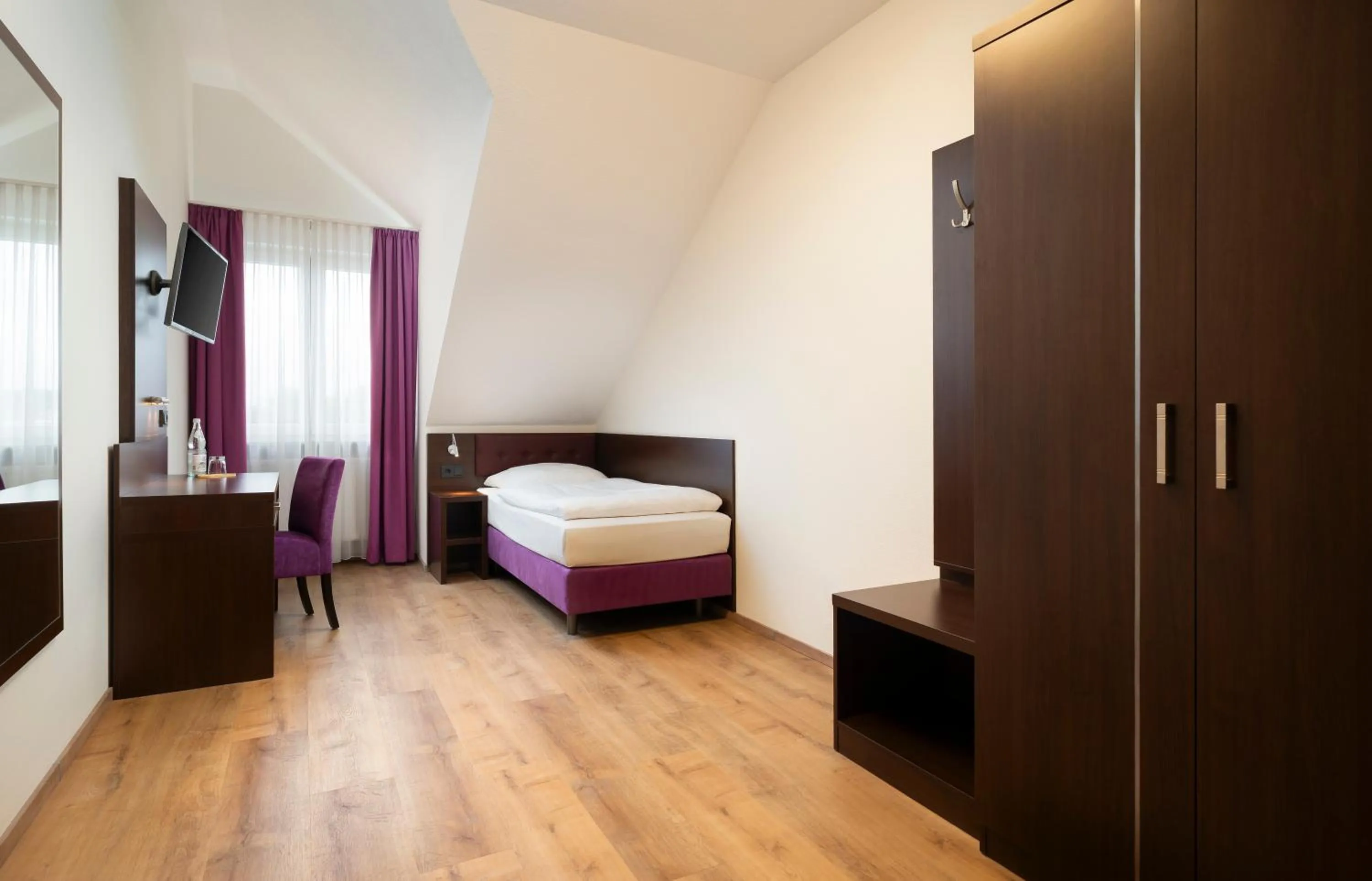 Photo of the whole room, Bed in ates Hotel Lampertheim by AURUM