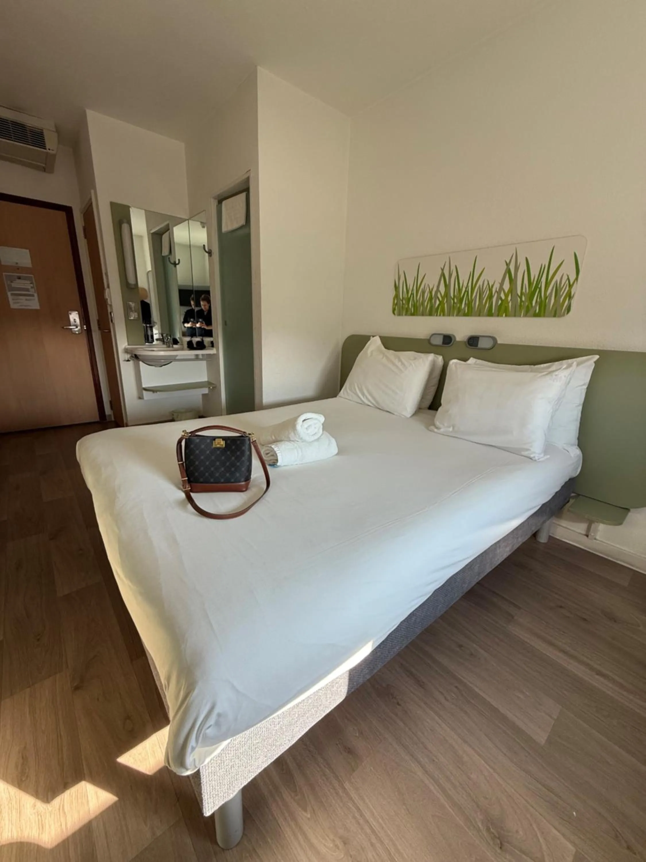 Bedroom, Bed in ibis budget Leeds Centre Crown Point Road