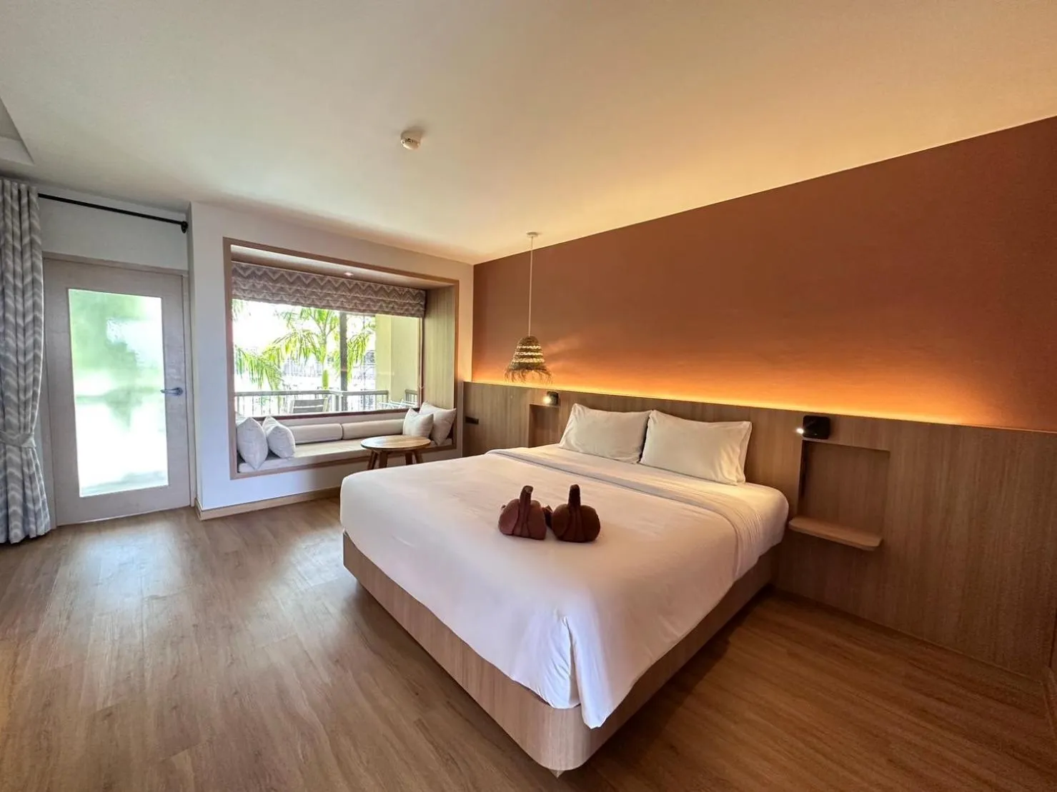 Photo of the whole room, Bed in Baan Karon Resort