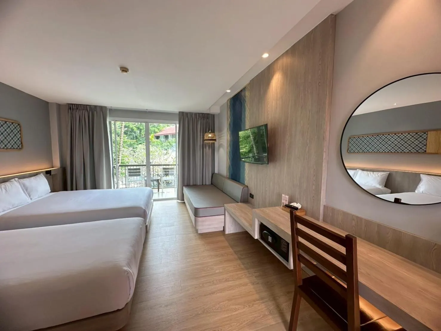 Balcony/Terrace, Bed in Baan Karon Resort