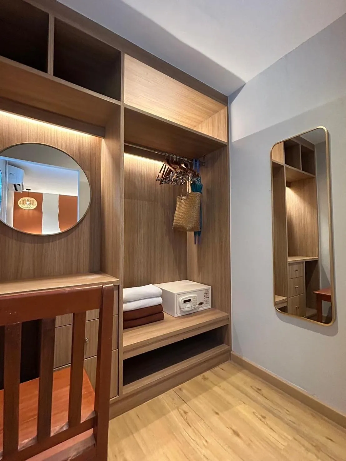 wardrobe, Bed in Baan Karon Resort