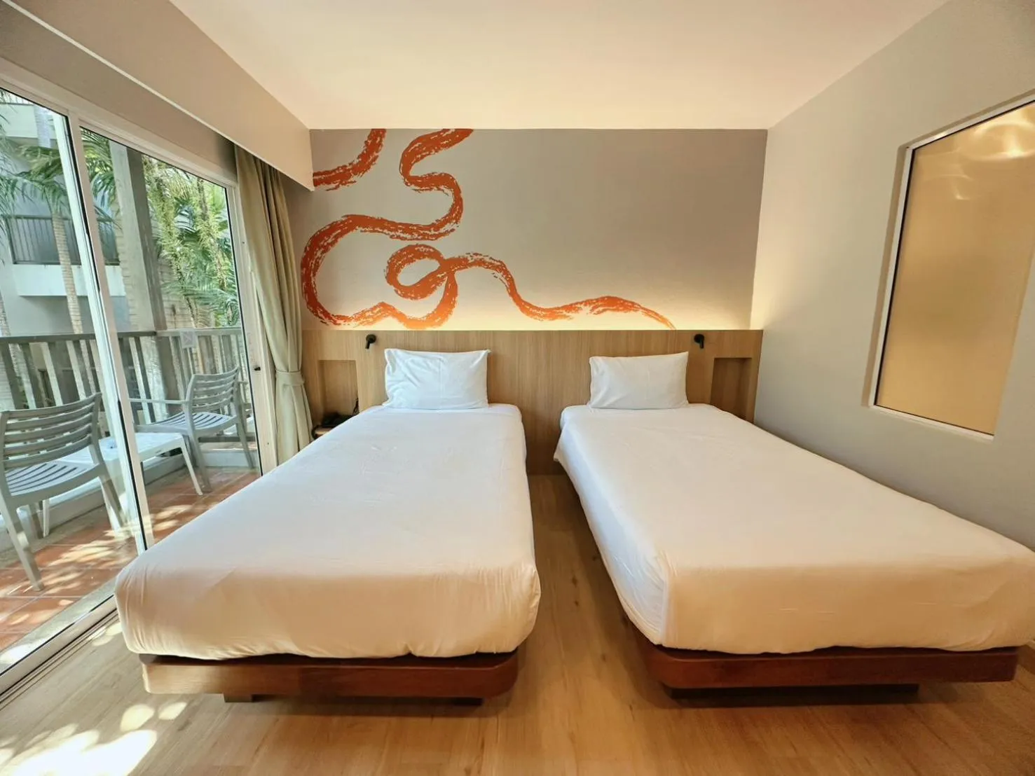 Bed in Baan Karon Resort