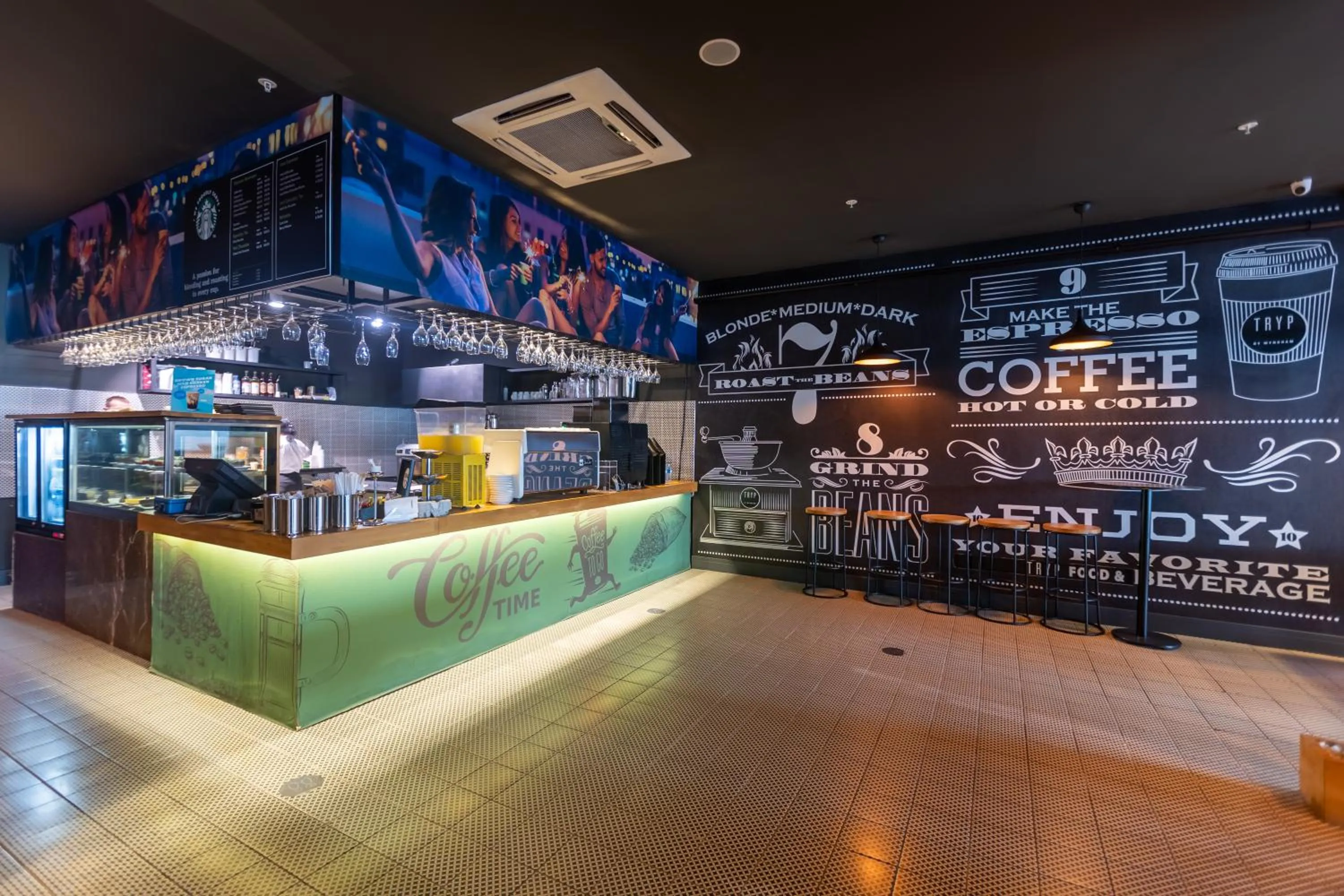 Lounge or bar in Tryp By Wyndham Istanbul Sancaktepe