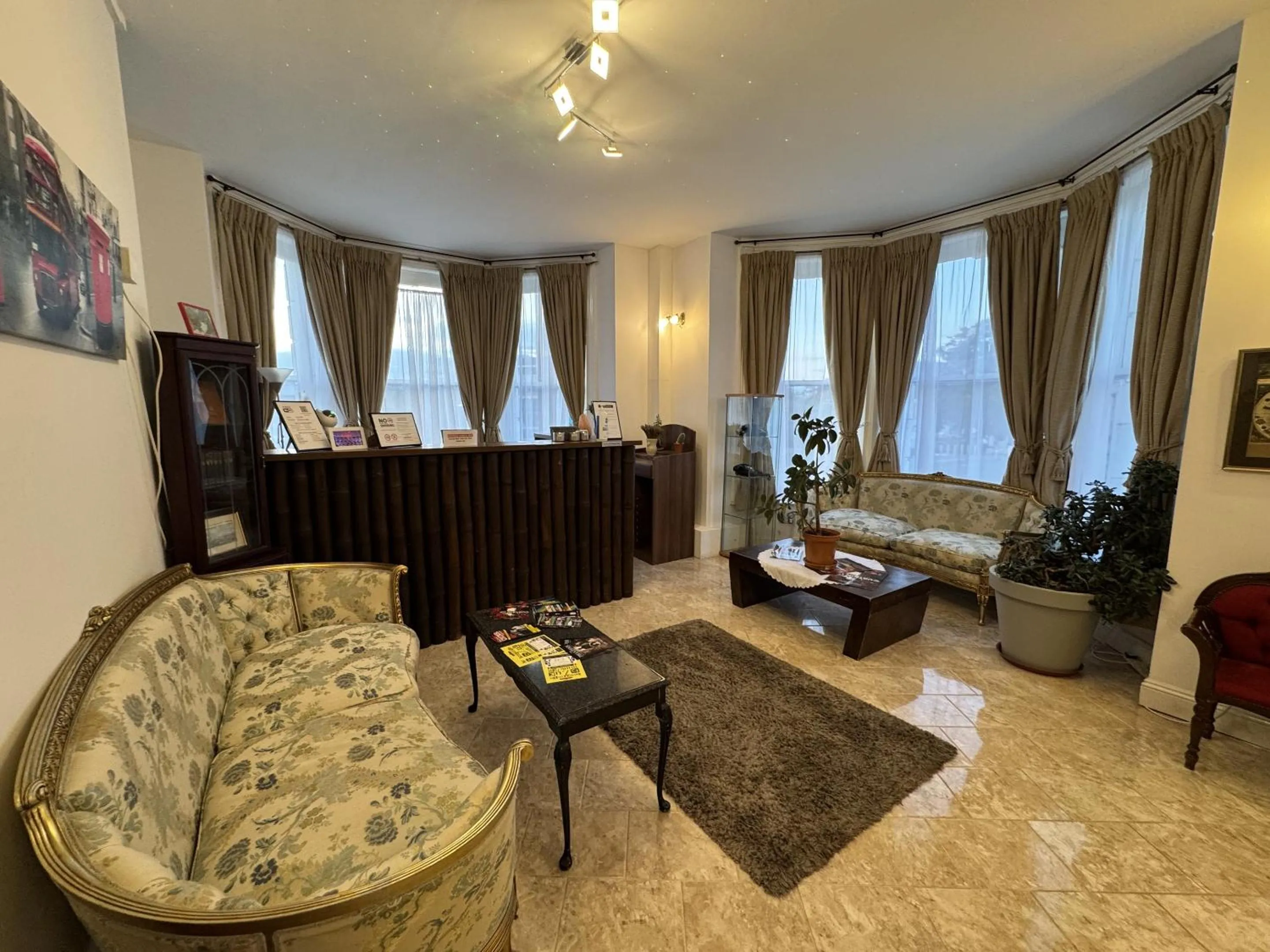 Living room in Carlton Court Hotel Eastbourne