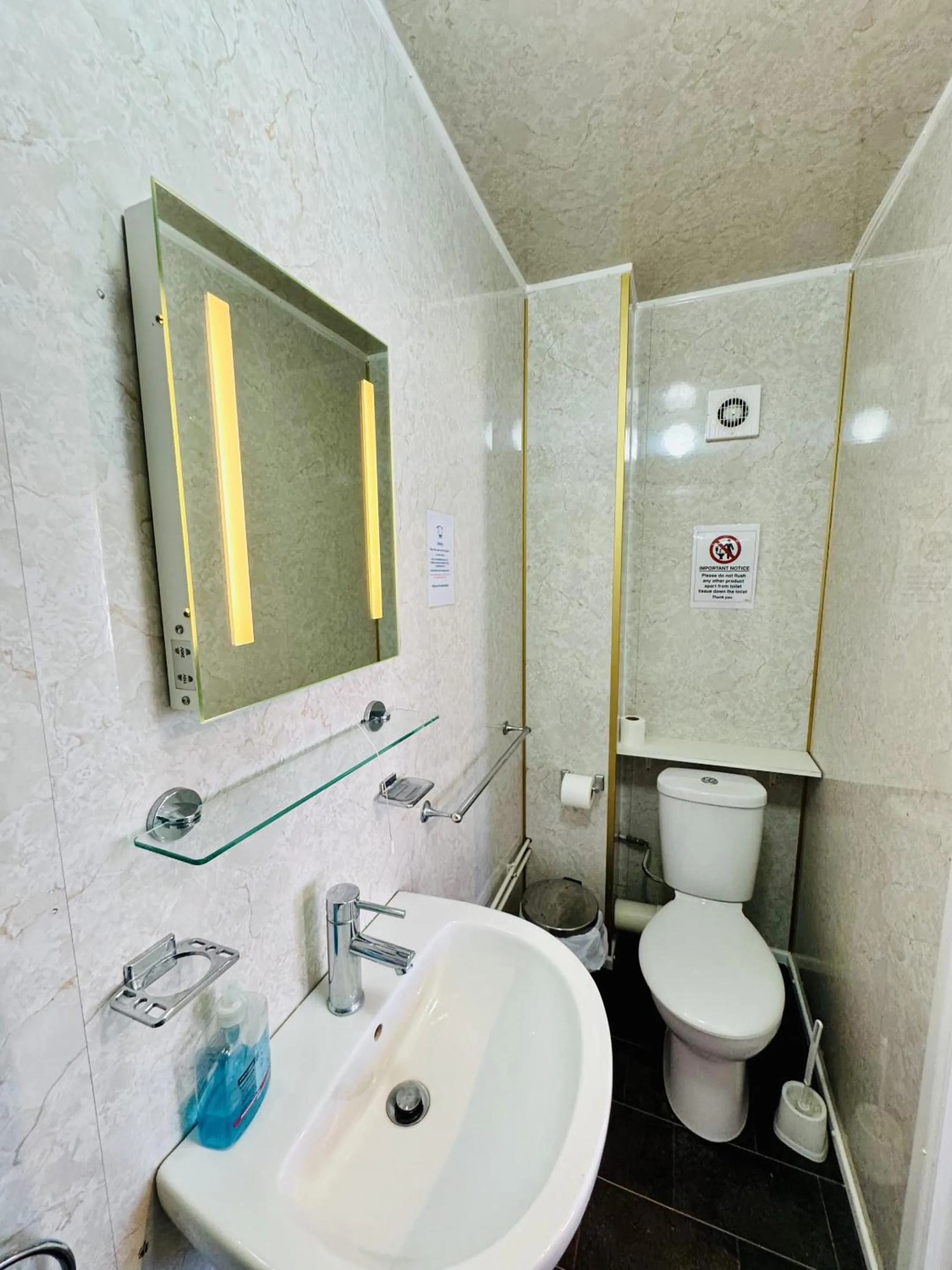 Bathroom in Carlton Court Hotel Eastbourne