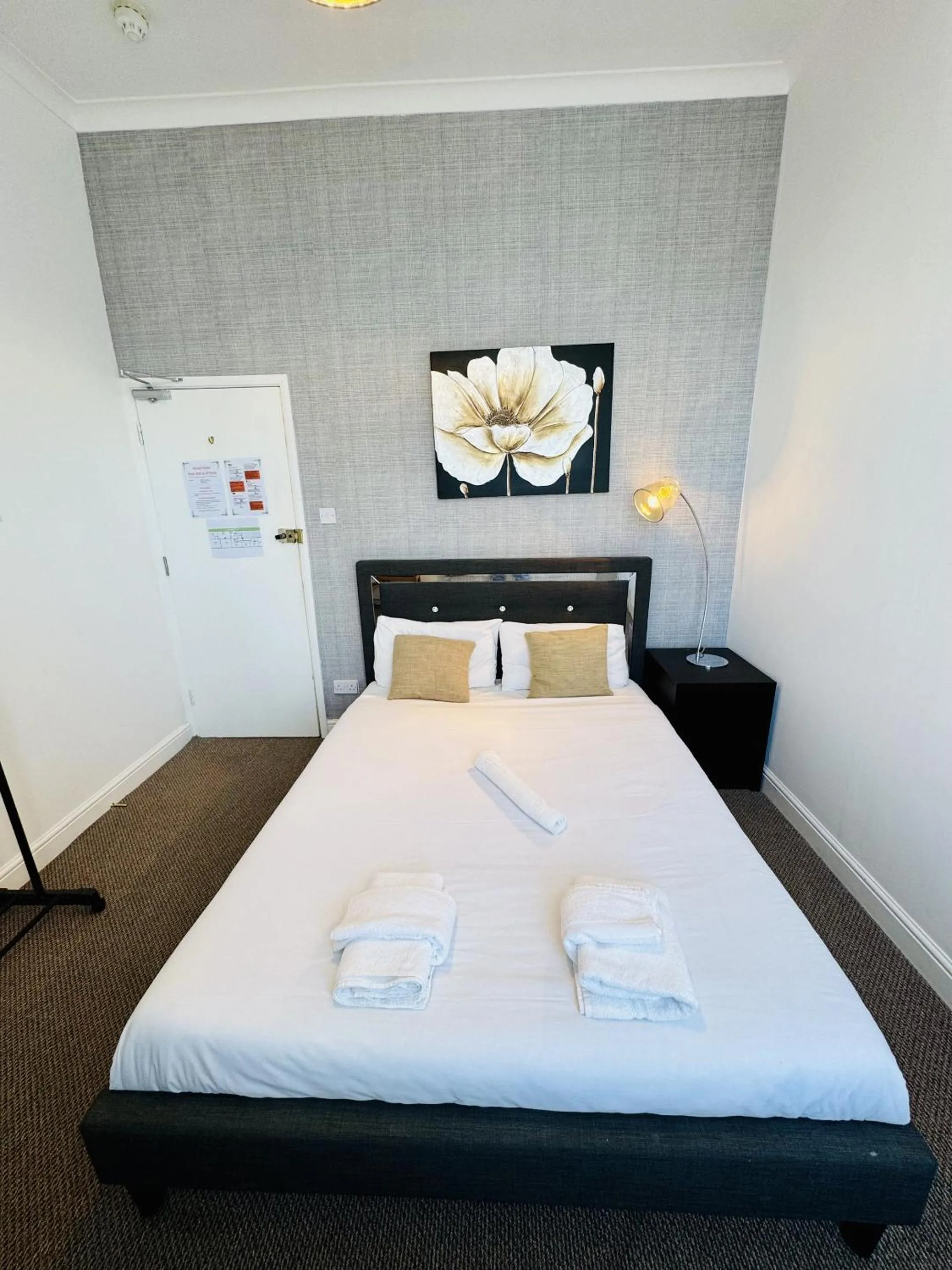 Bedroom, Bed in Carlton Court Hotel Eastbourne