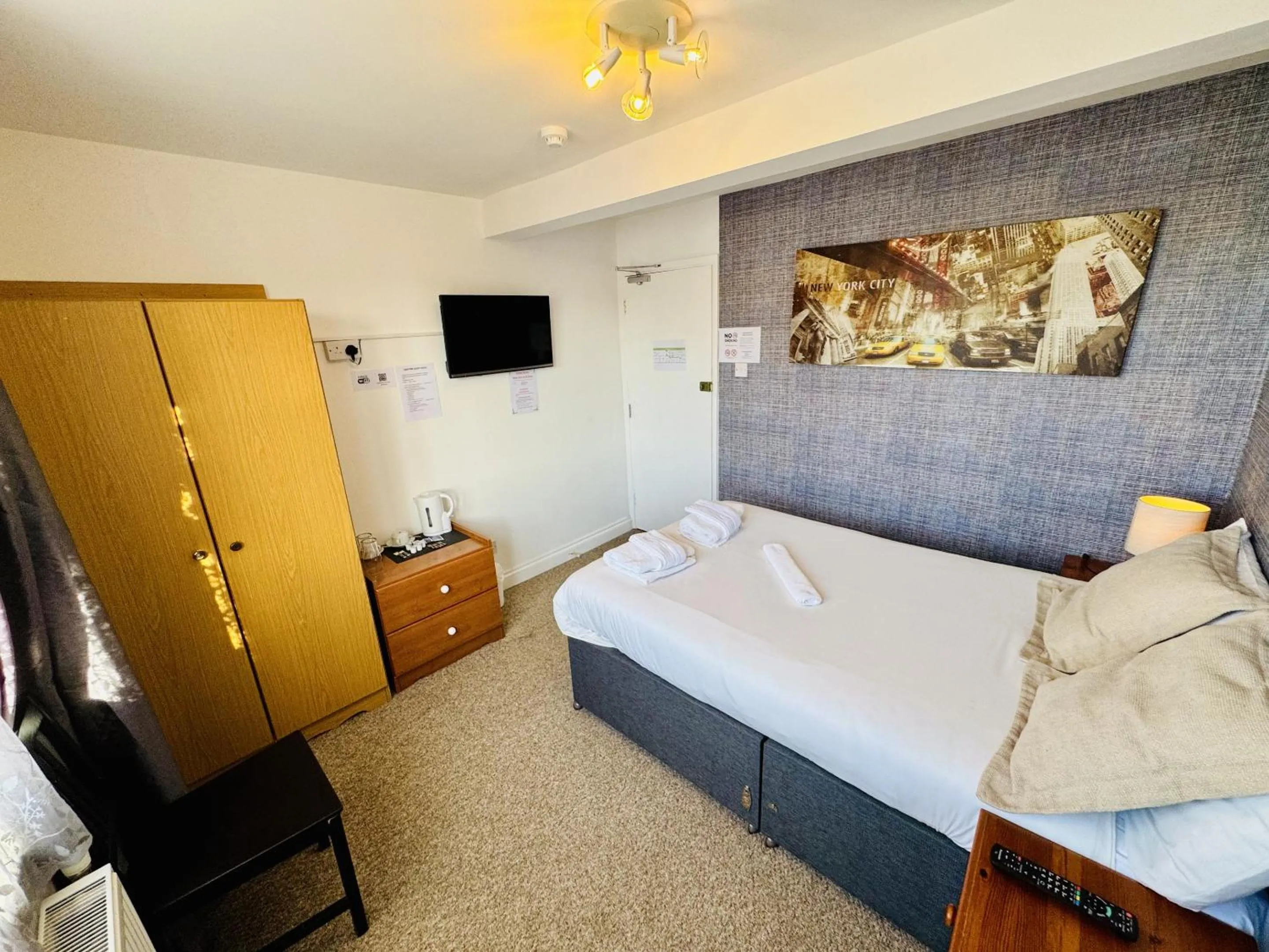 Bedroom, Bed in Carlton Court Hotel Eastbourne