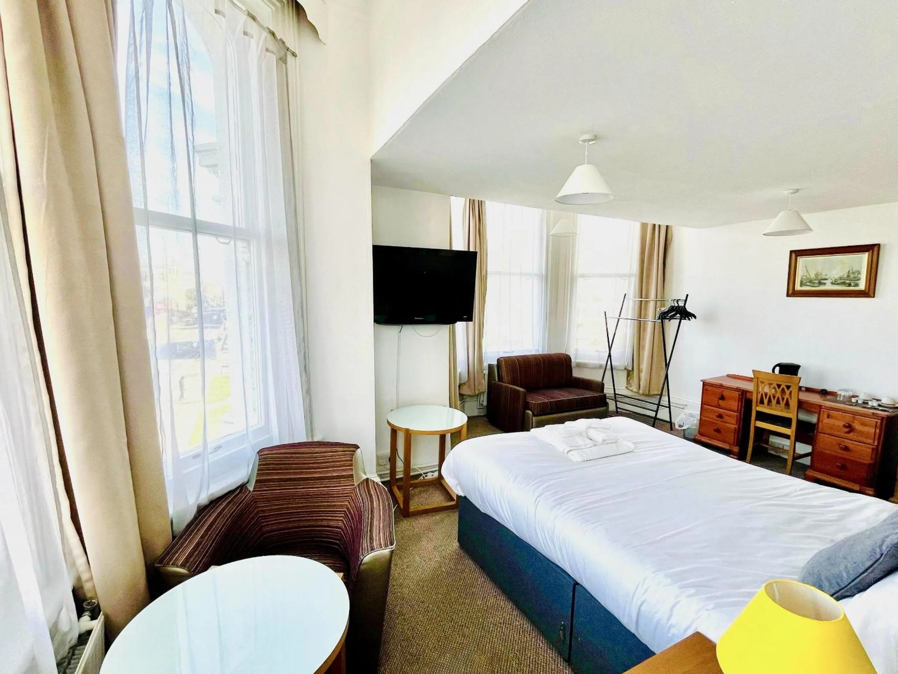 Bedroom, Bed in Carlton Court Hotel Eastbourne