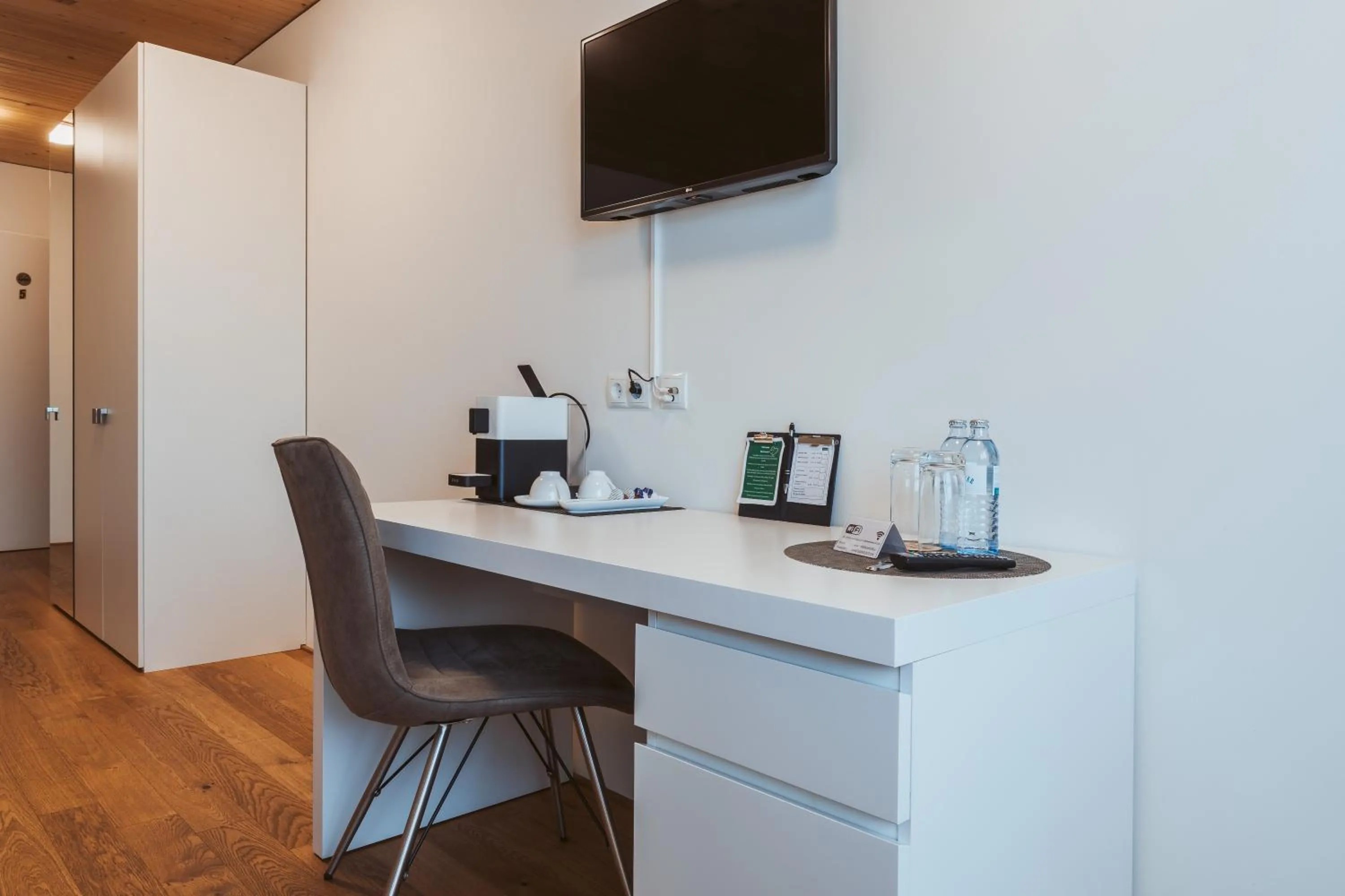 Coffee/tea facilities in Gästehaus Gritsch