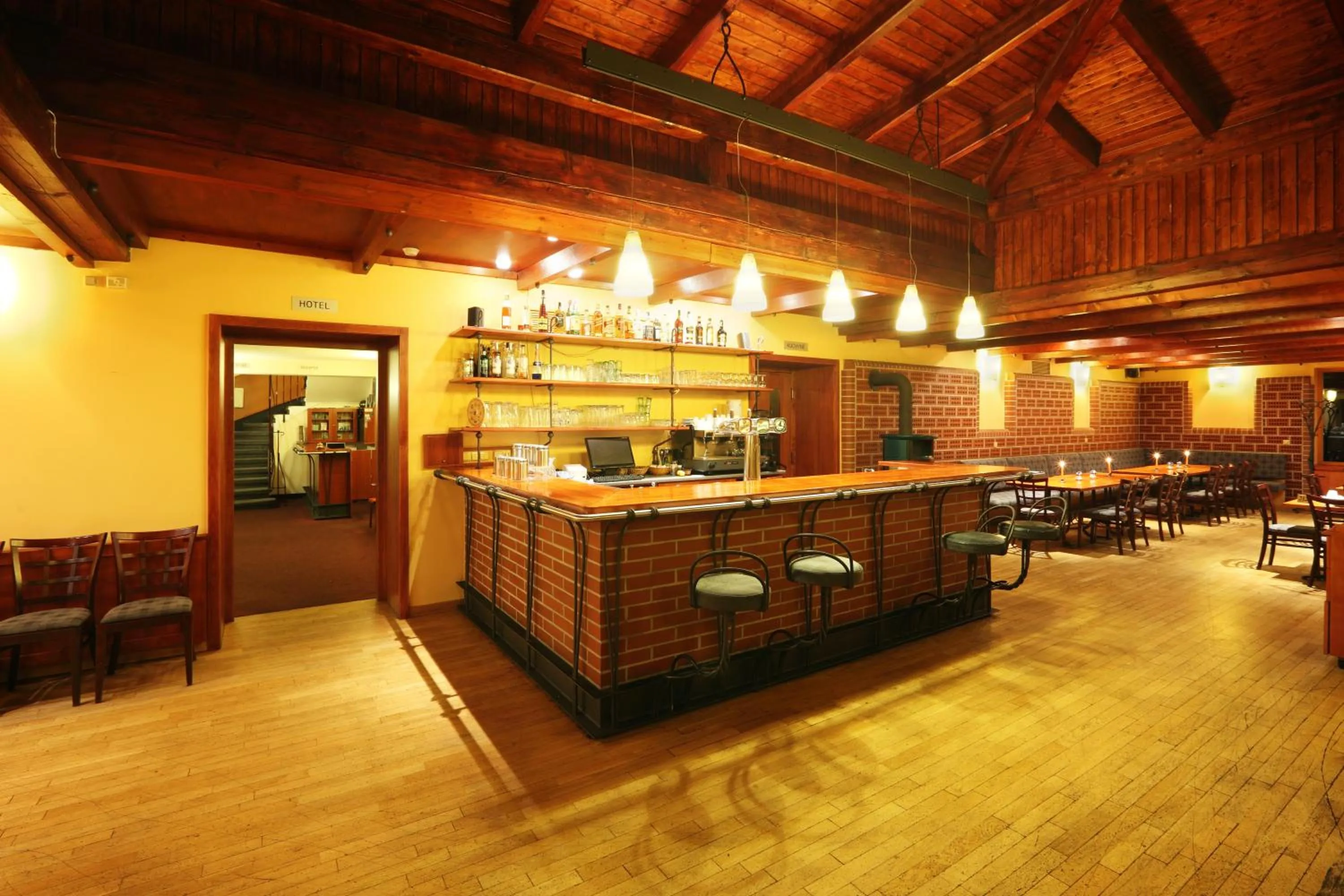 Restaurant/places to eat in Hotel Ostrov