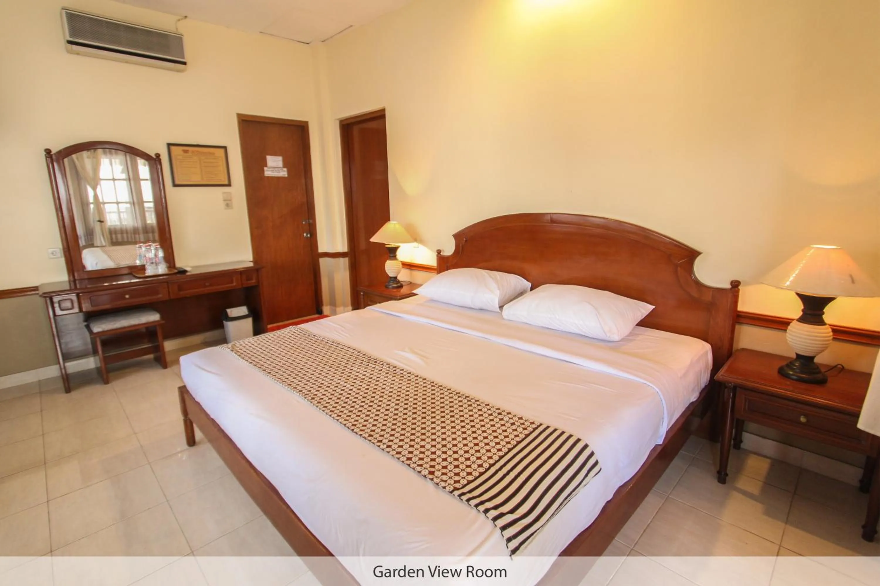 Garden, Bed in Duta Guest House