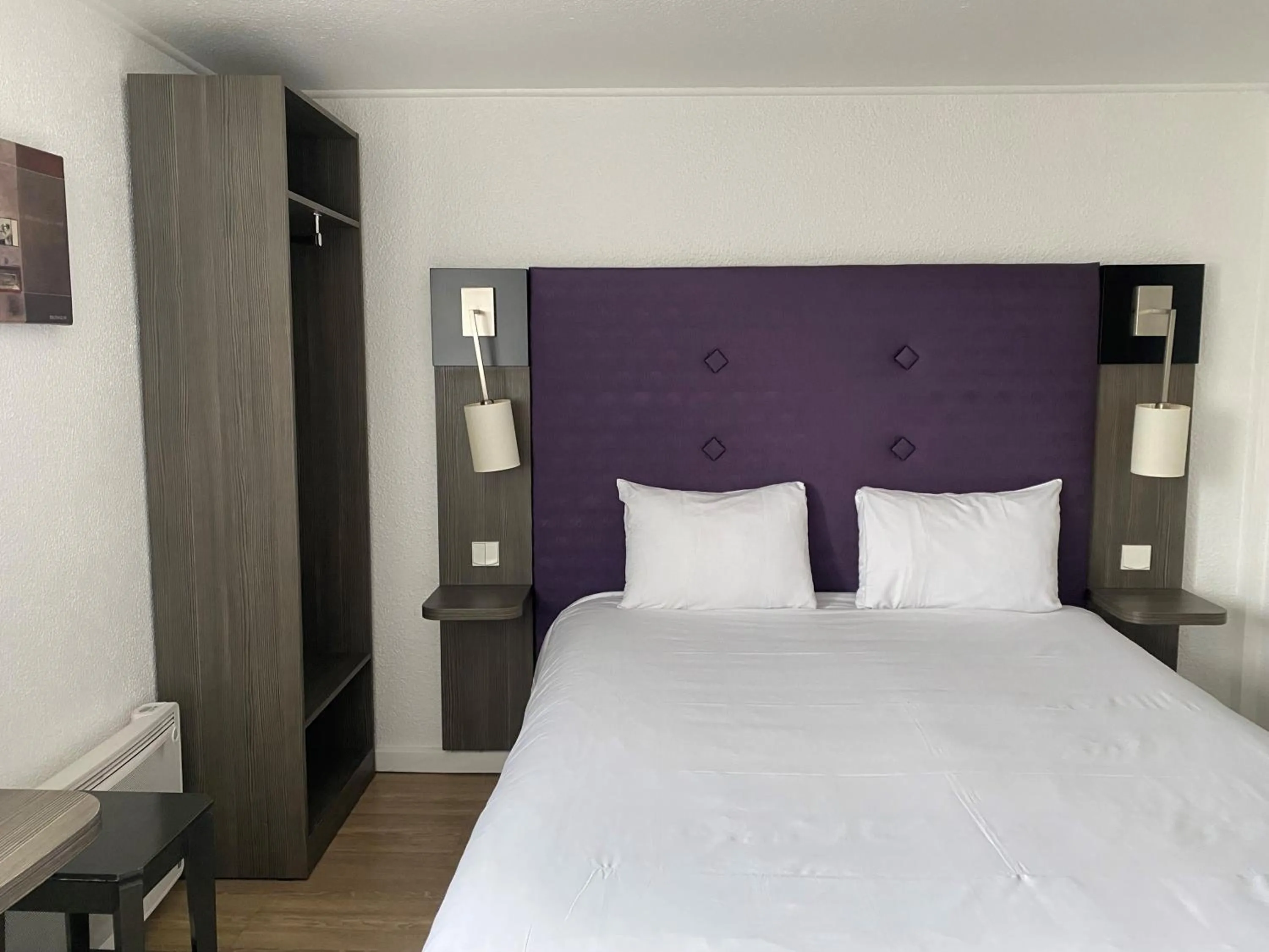 Bed in Brit Hotel Reims La Neuvillette