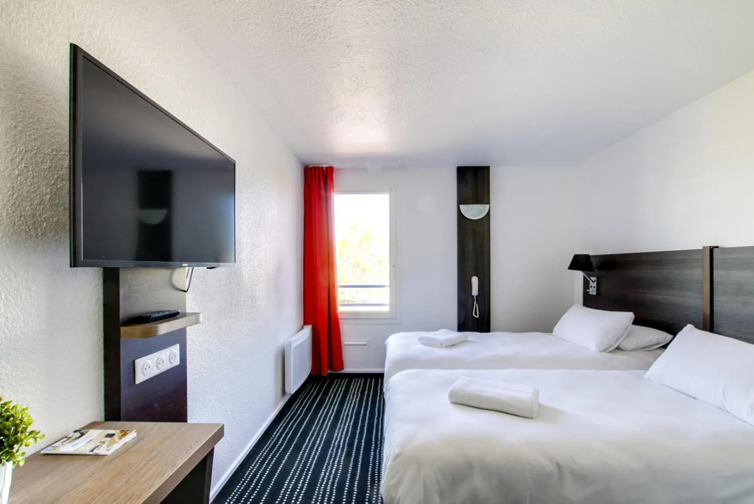 Property building, Bed in Brit Hotel Reims La Neuvillette