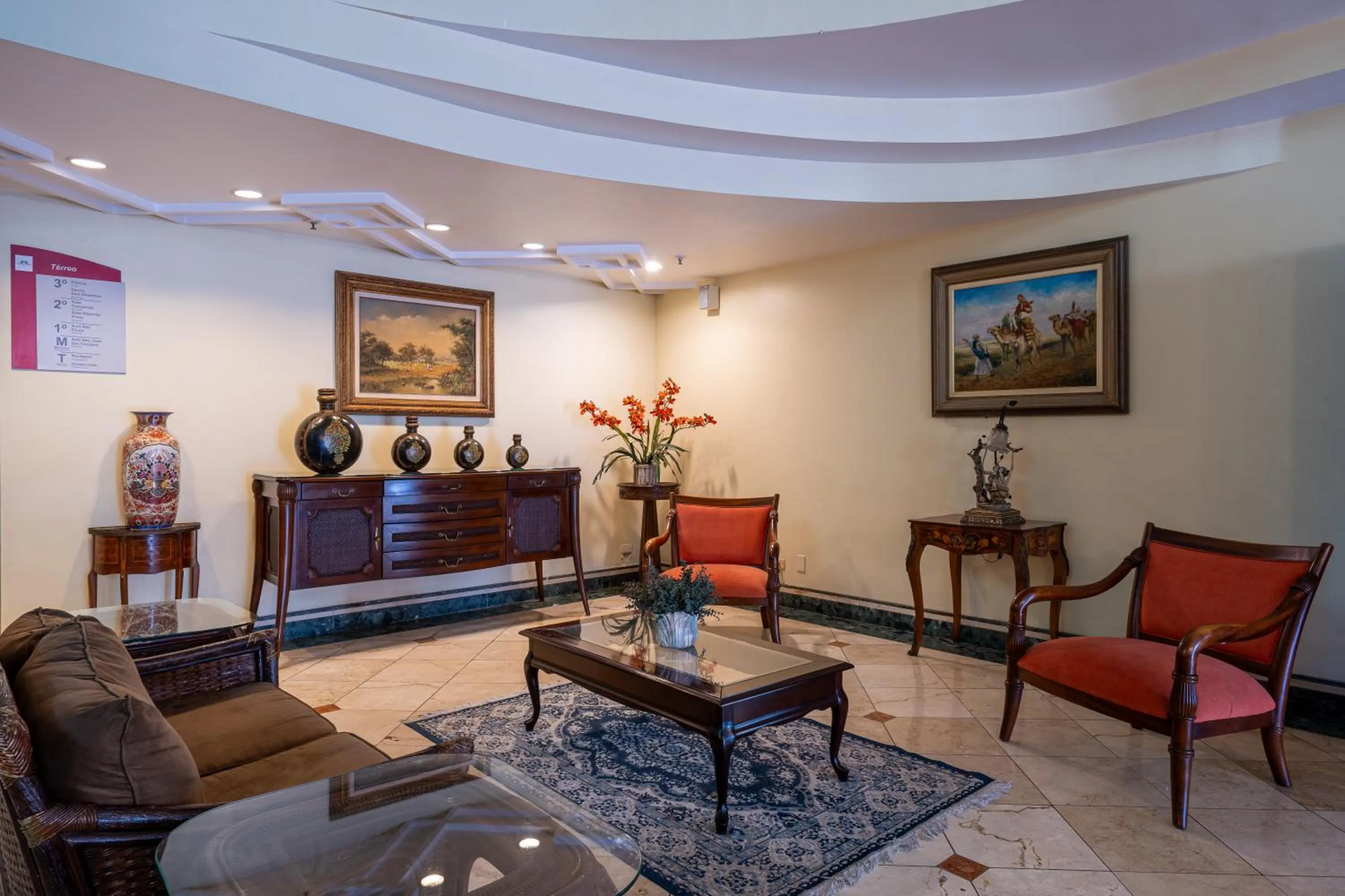 Seating area in Carlton Plaza São José dos Campos