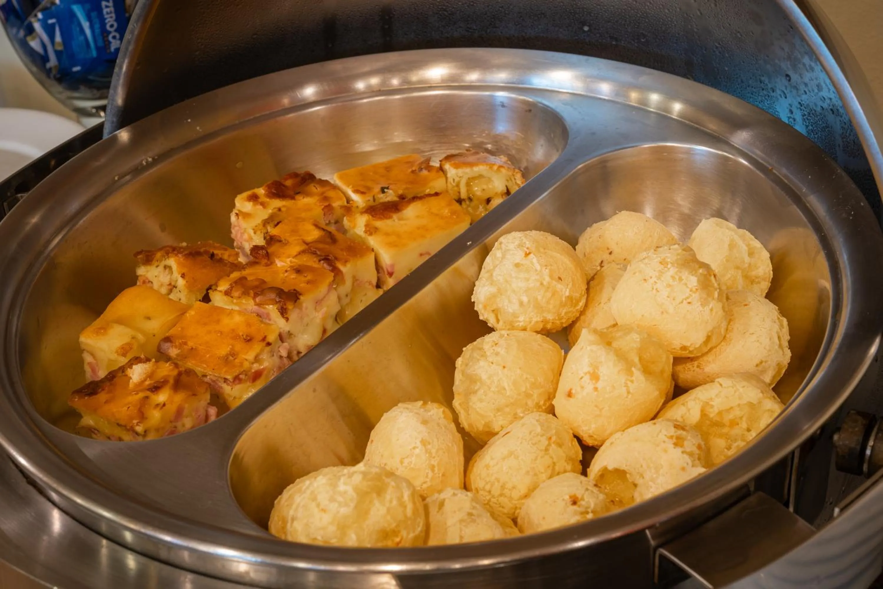 Food in Carlton Plaza São José dos Campos