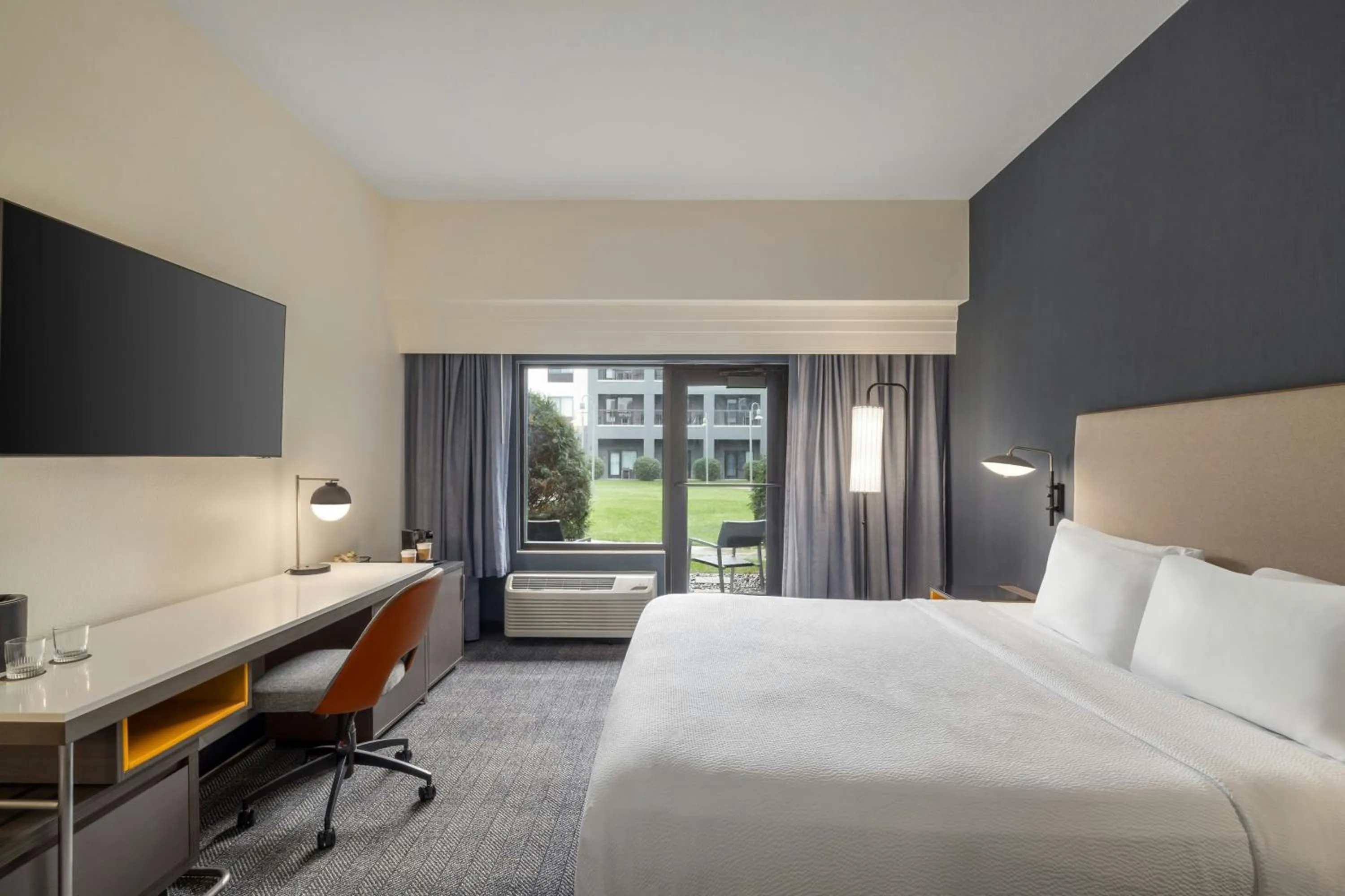 Photo of the whole room, Bed in Courtyard Fargo Moorhead, MN