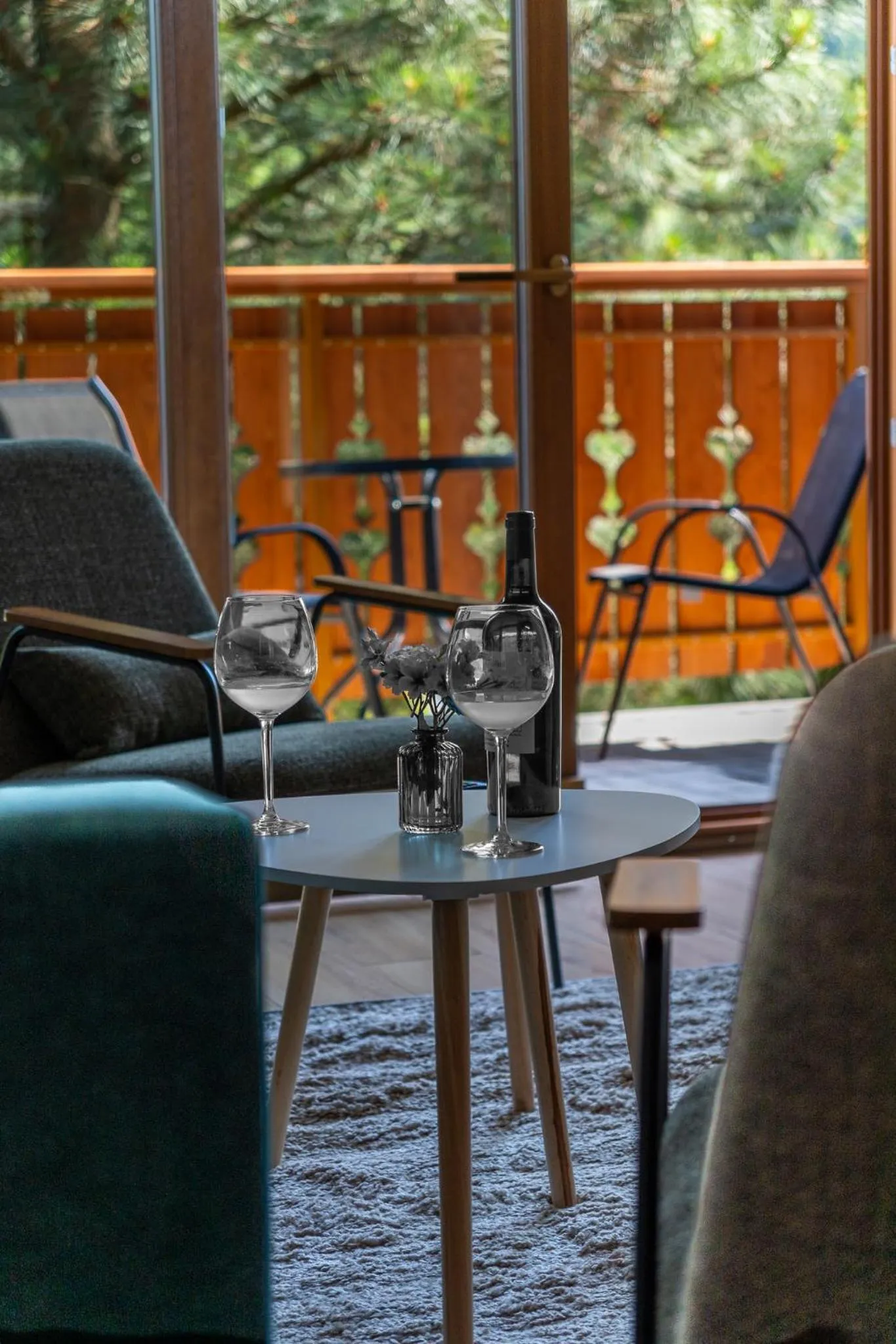 Patio in Willa i Wzgórze Jerrego Apartamenty i pokoje z widokiem na góry