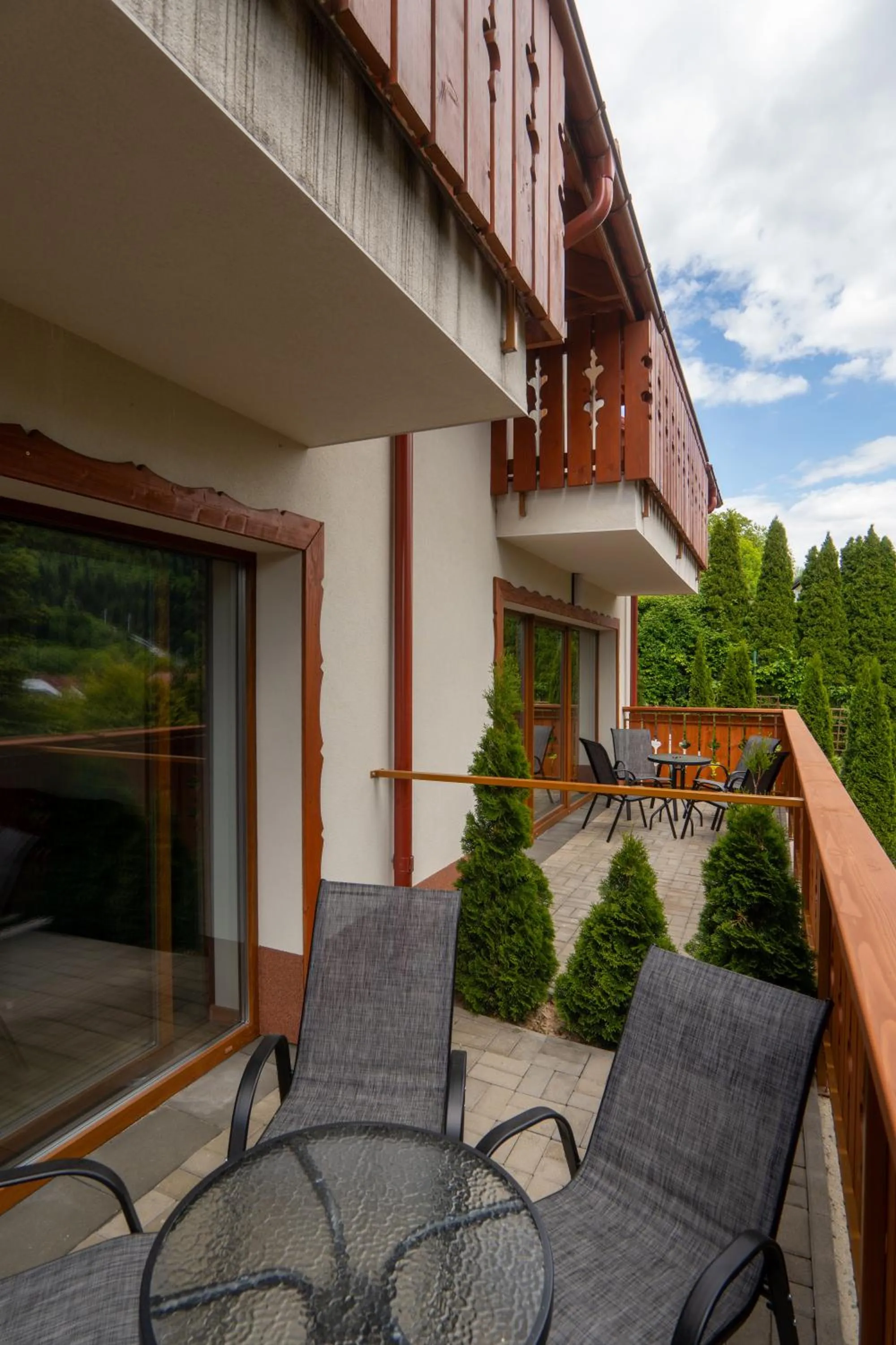 Property building in Willa i Wzgórze Jerrego Apartamenty i pokoje z widokiem na góry