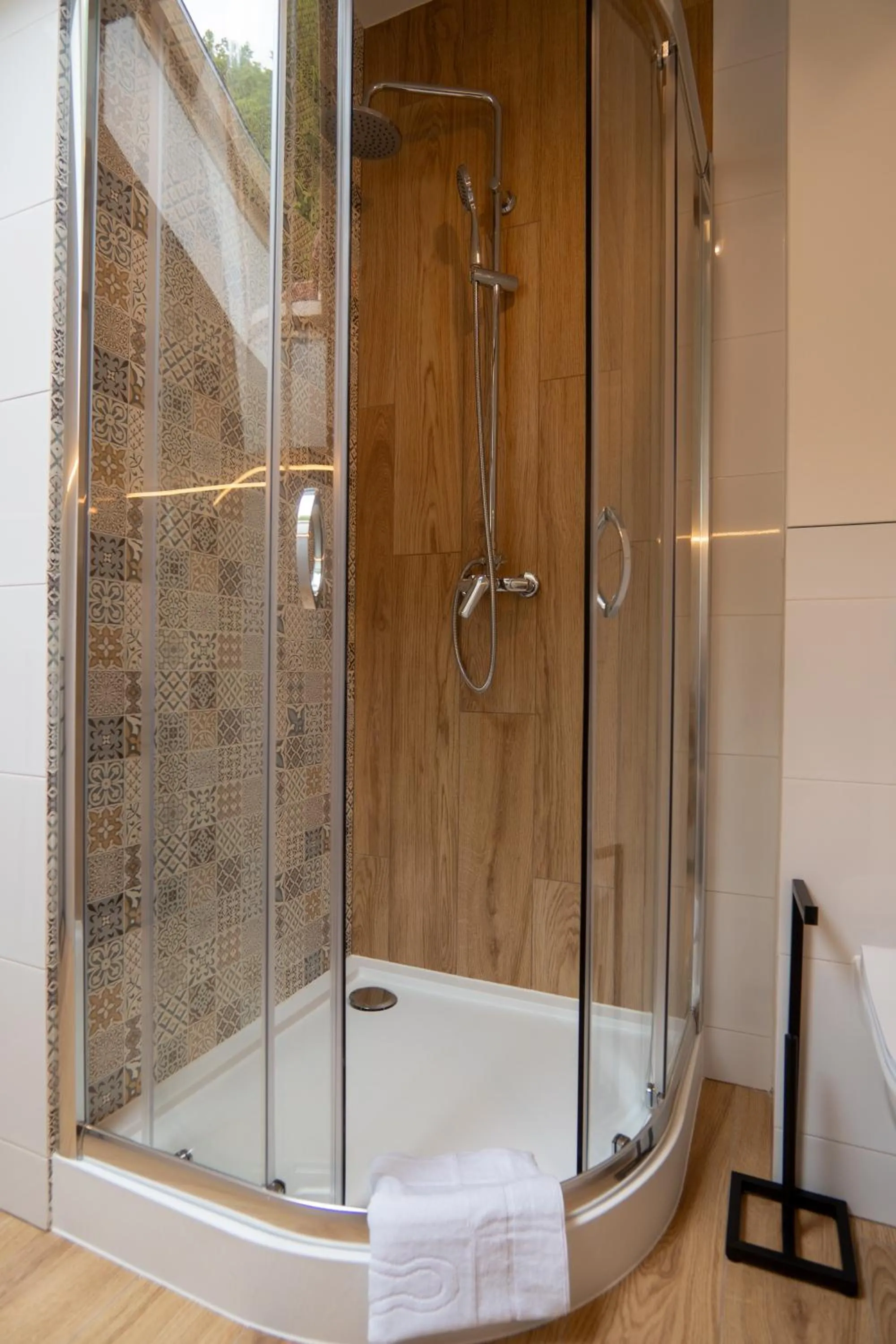 Shower in Willa i Wzgórze Jerrego Apartamenty i pokoje z widokiem na góry