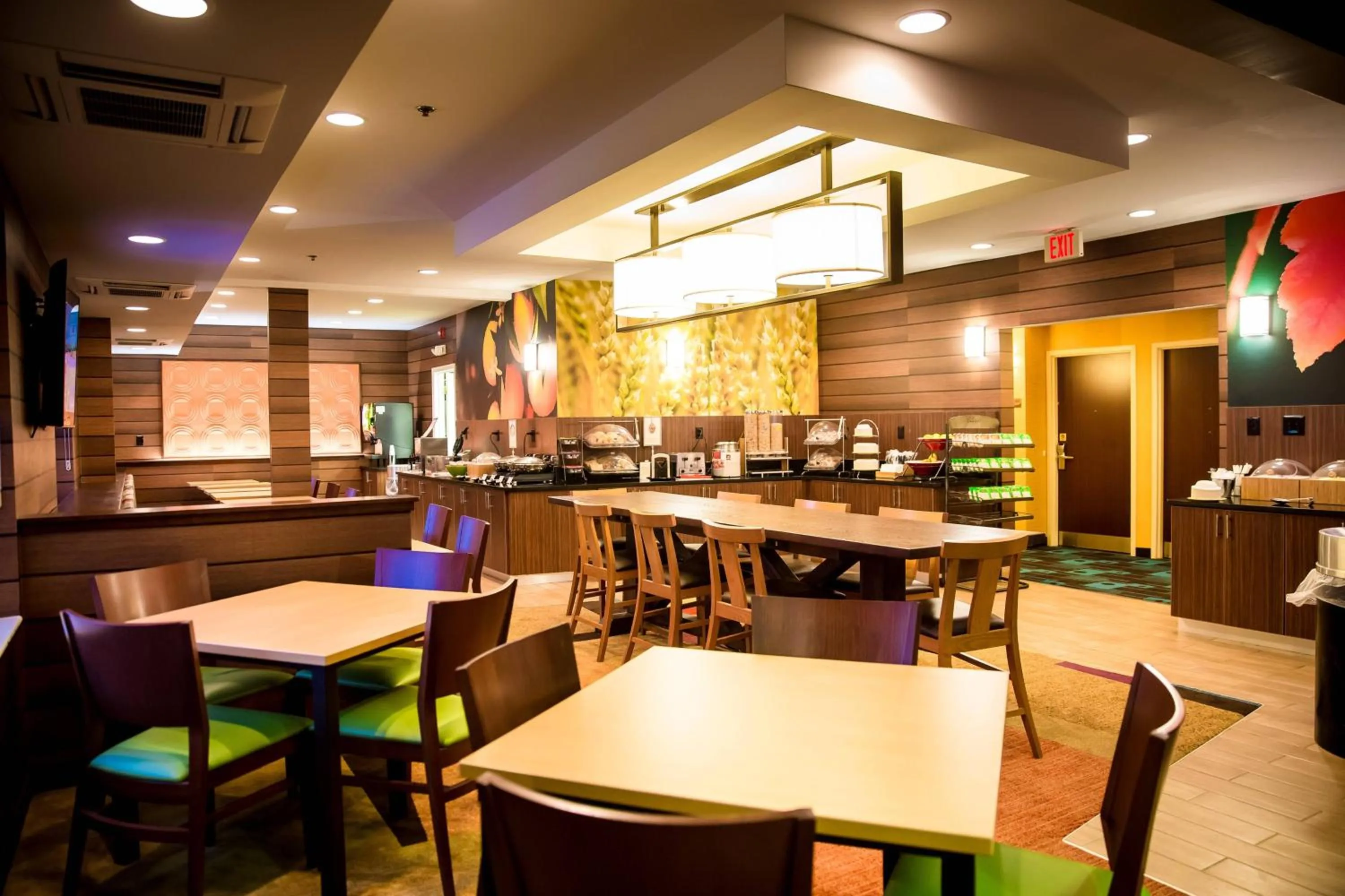 Breakfast in Fairfield Inn & Suites Fredericksburg