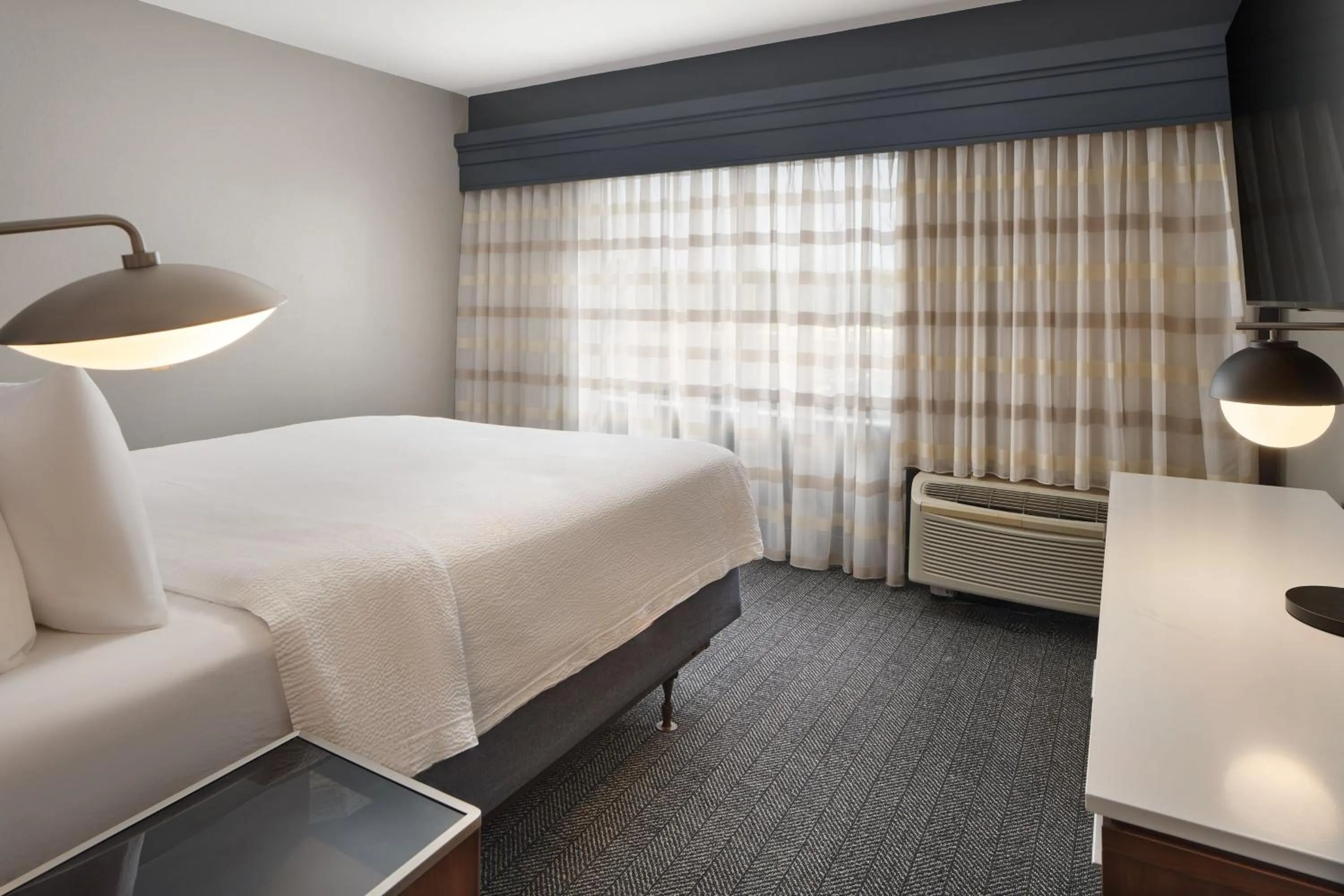 Bedroom, Bed in Courtyard Florence South Carolina