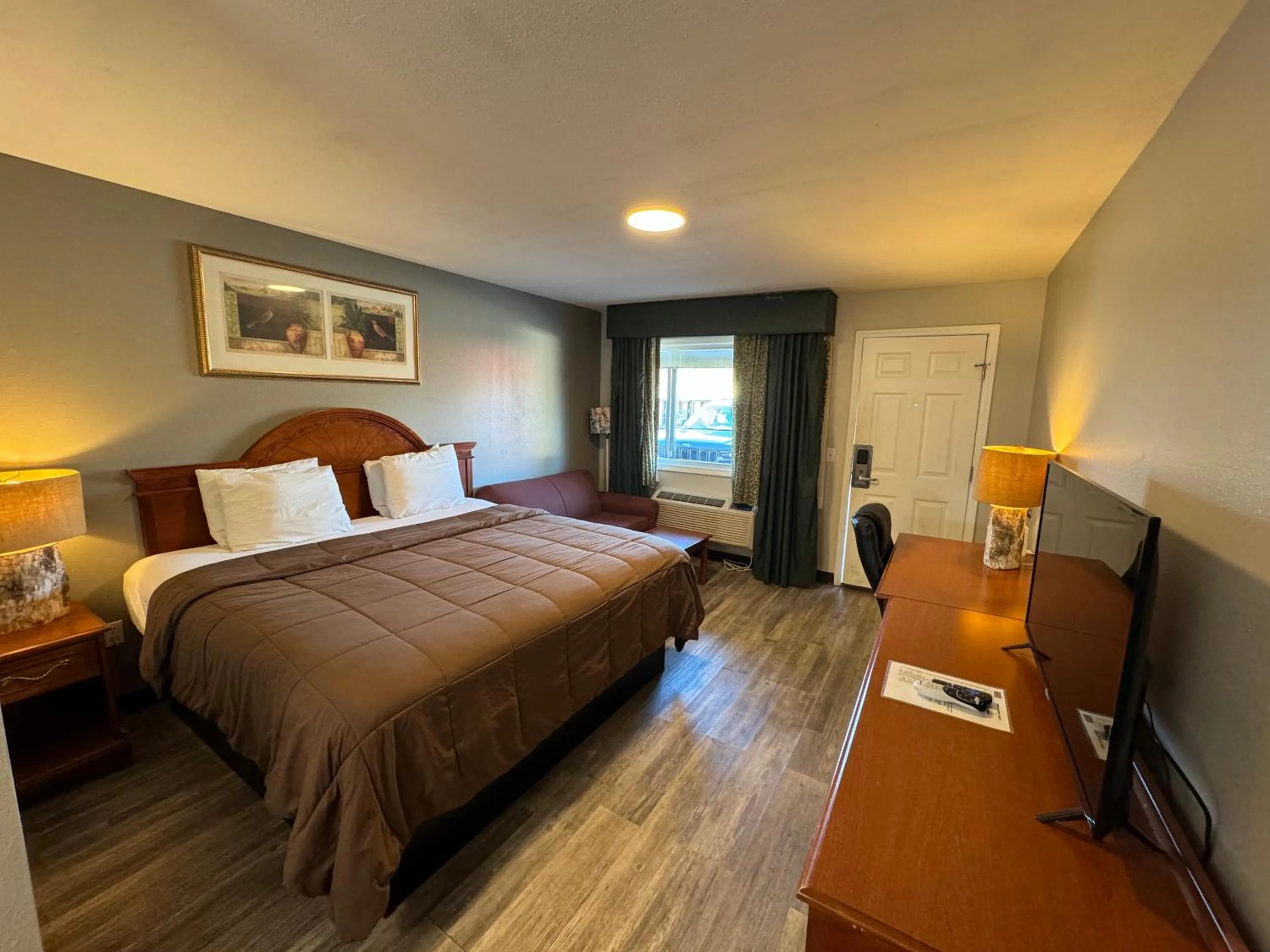 Superior King Room - Non-Smoking in Ozark Inn & Suites