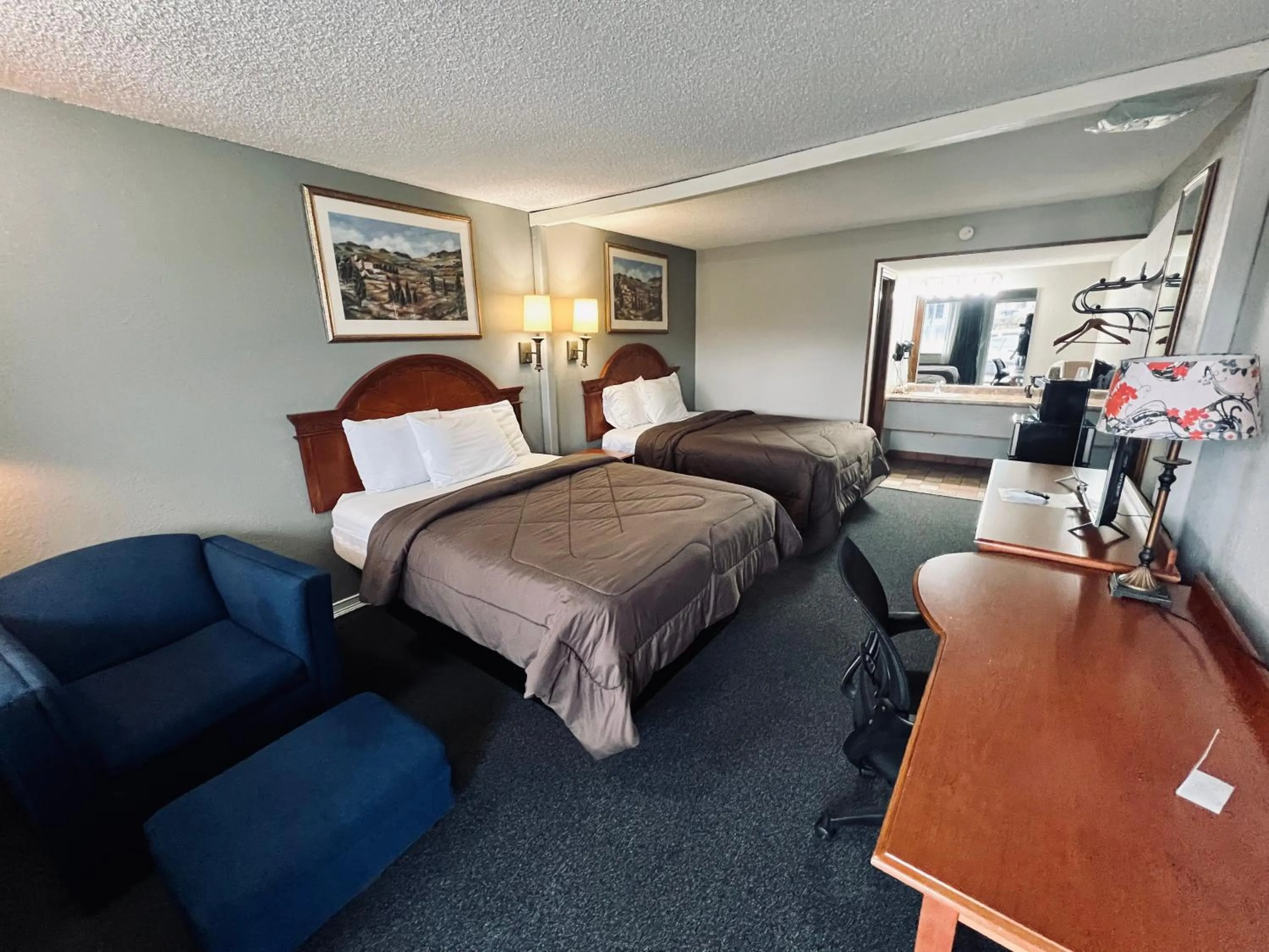 Bed in Ozark Inn & Suites