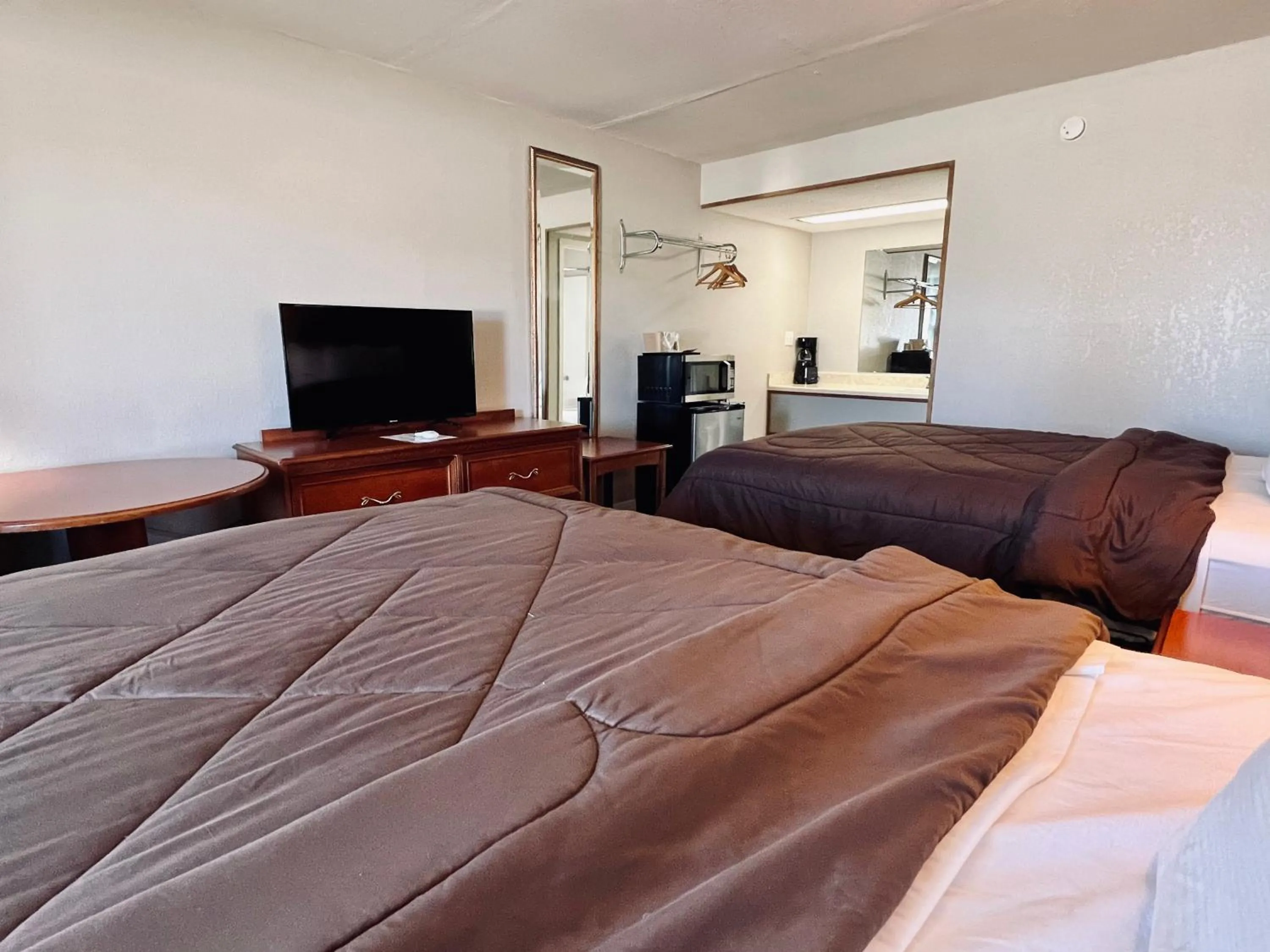 Bed in Ozark Inn & Suites