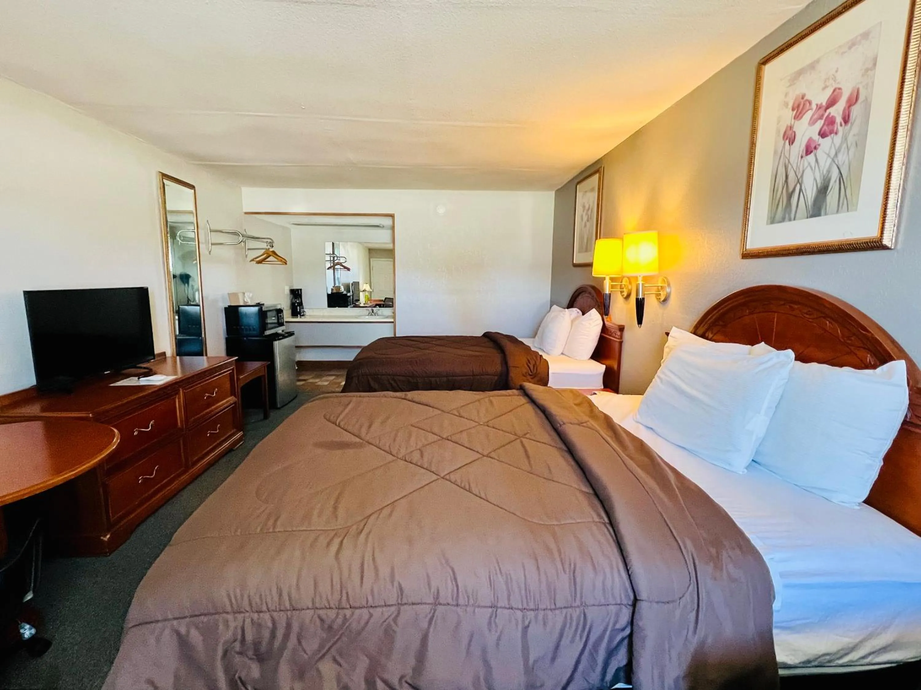 Bed in Ozark Inn & Suites