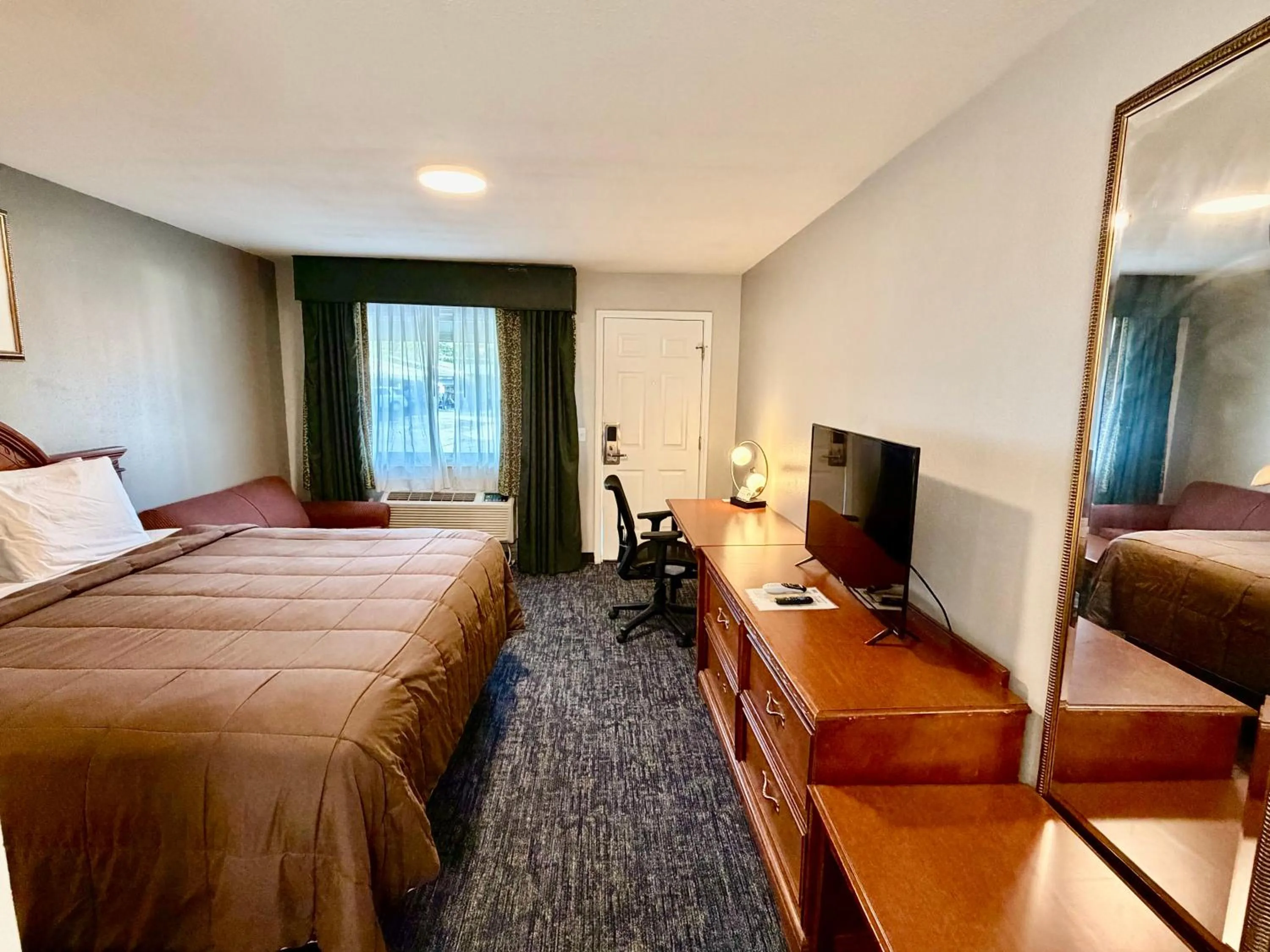 Bed in Ozark Inn & Suites