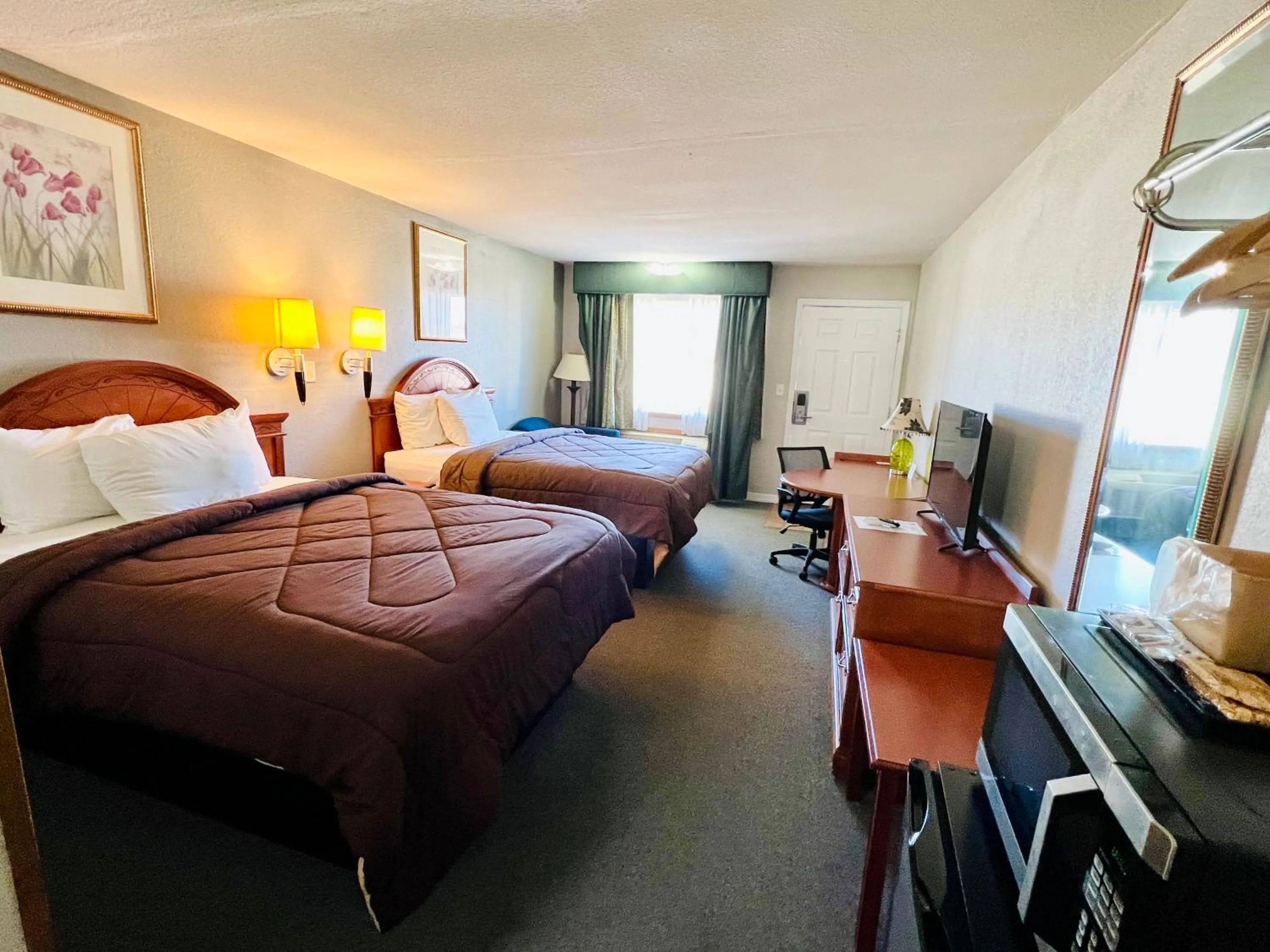 Bed in Ozark Inn & Suites