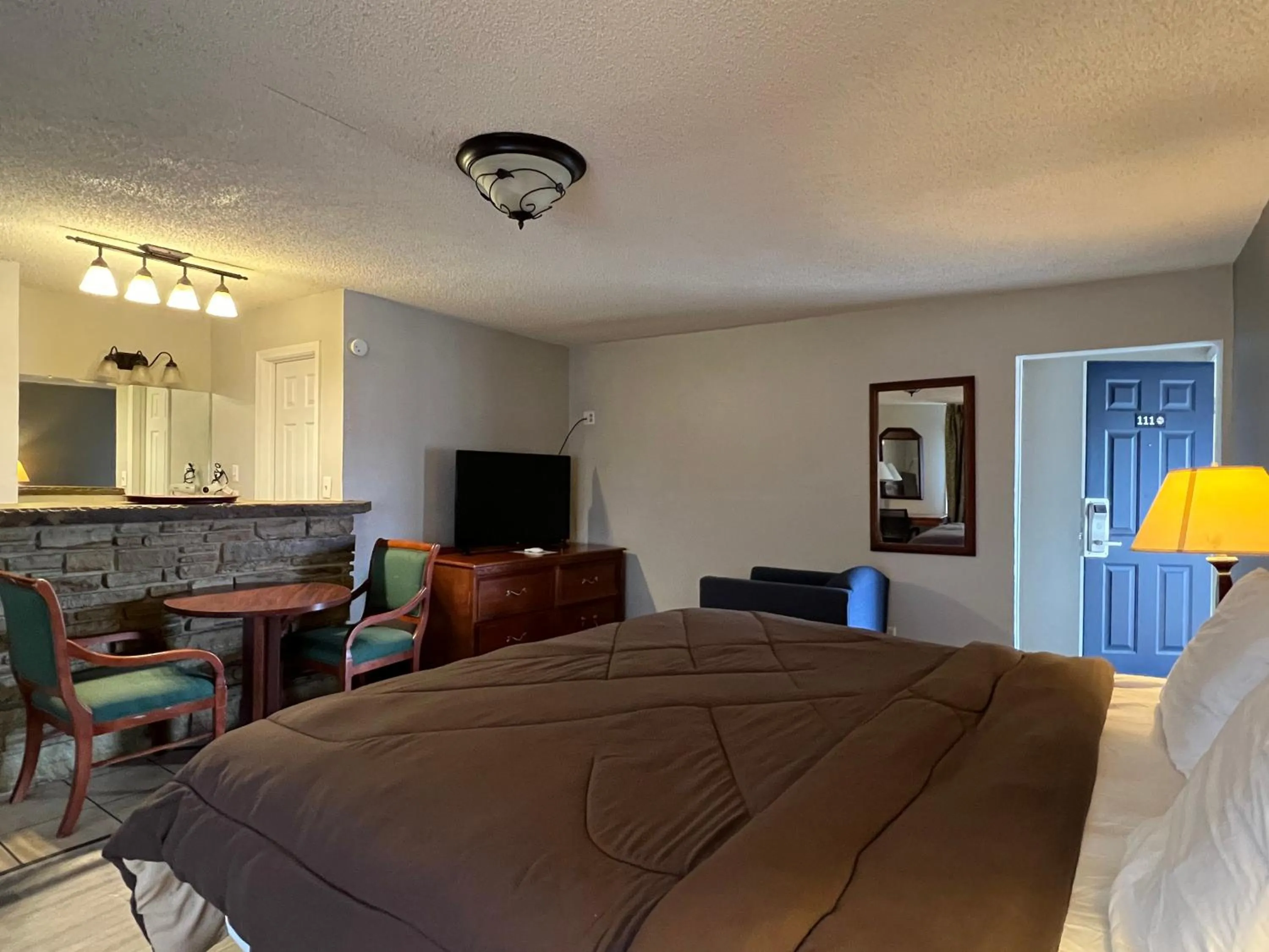 Bed in Ozark Inn & Suites