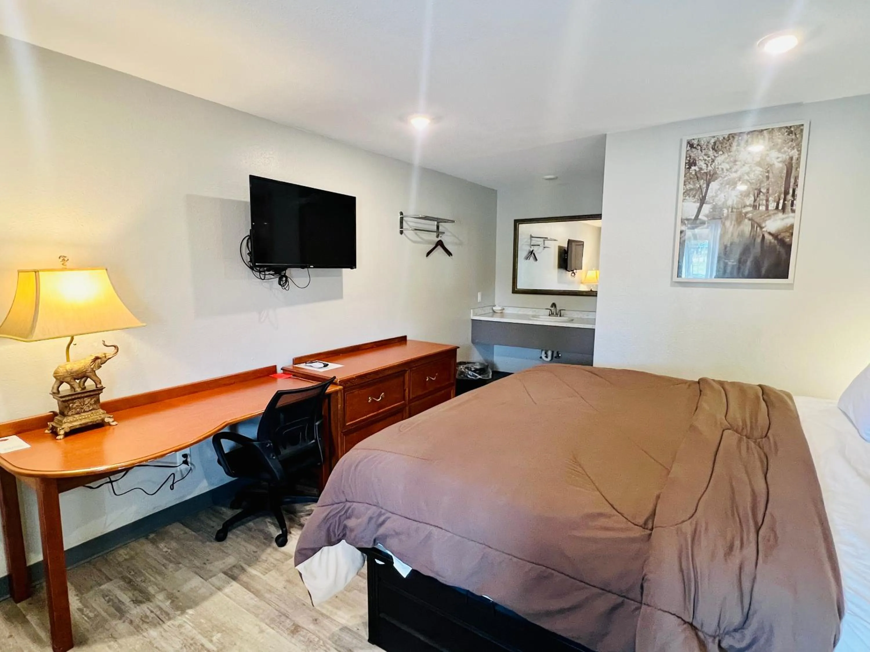 Bed in Ozark Inn & Suites