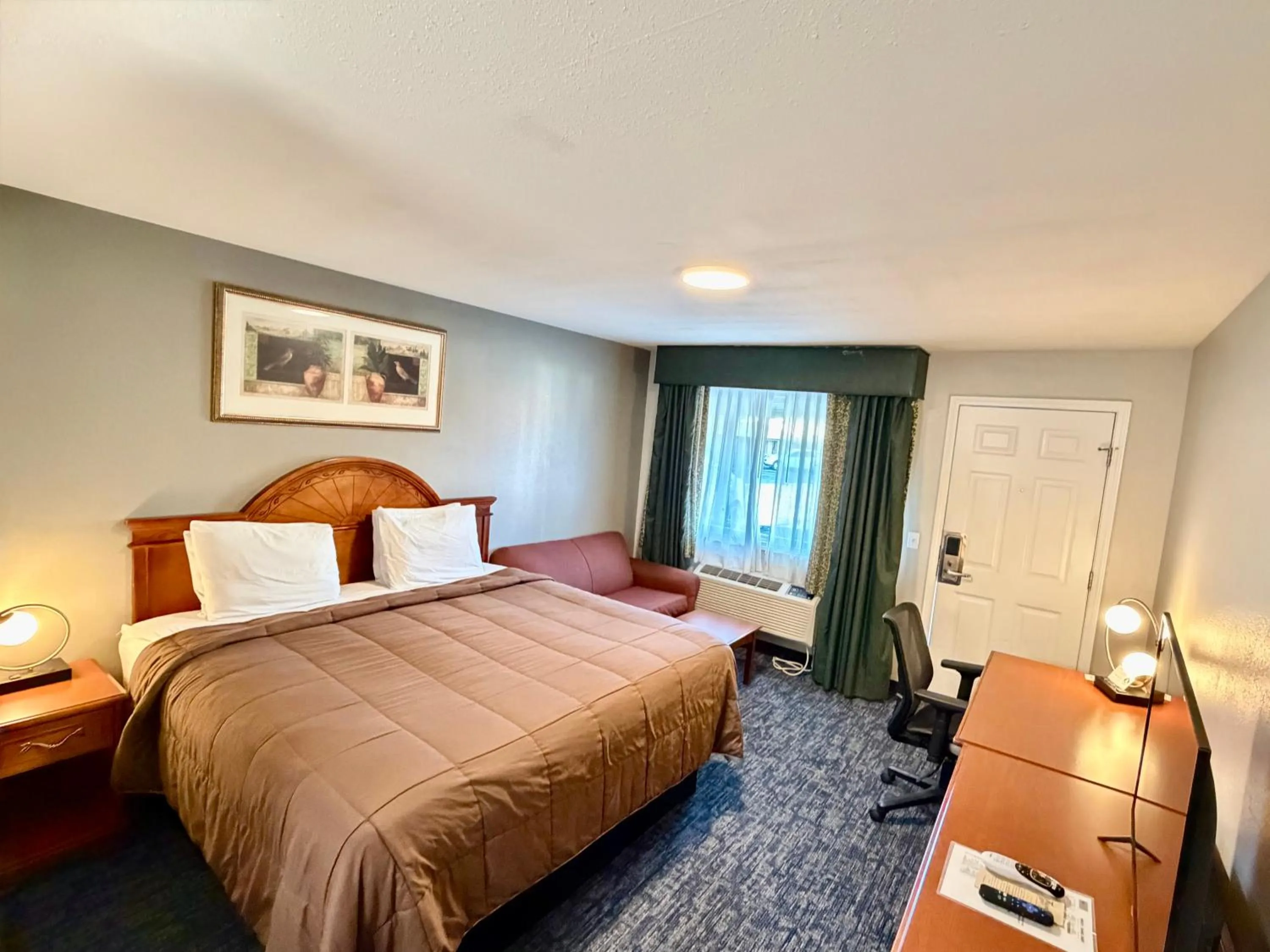 Bed in Ozark Inn & Suites