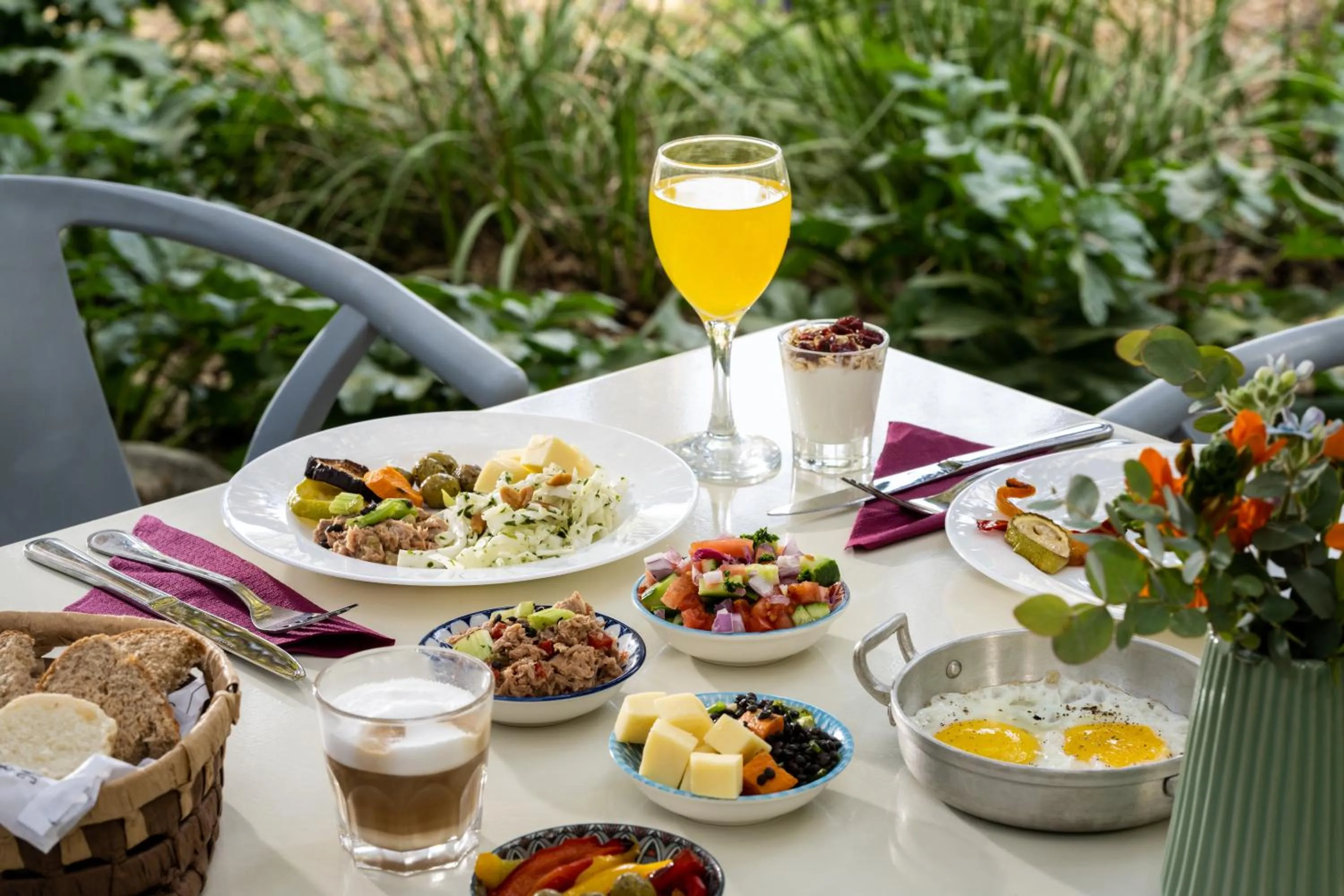 Breakfast in Travel Hotel Eilon