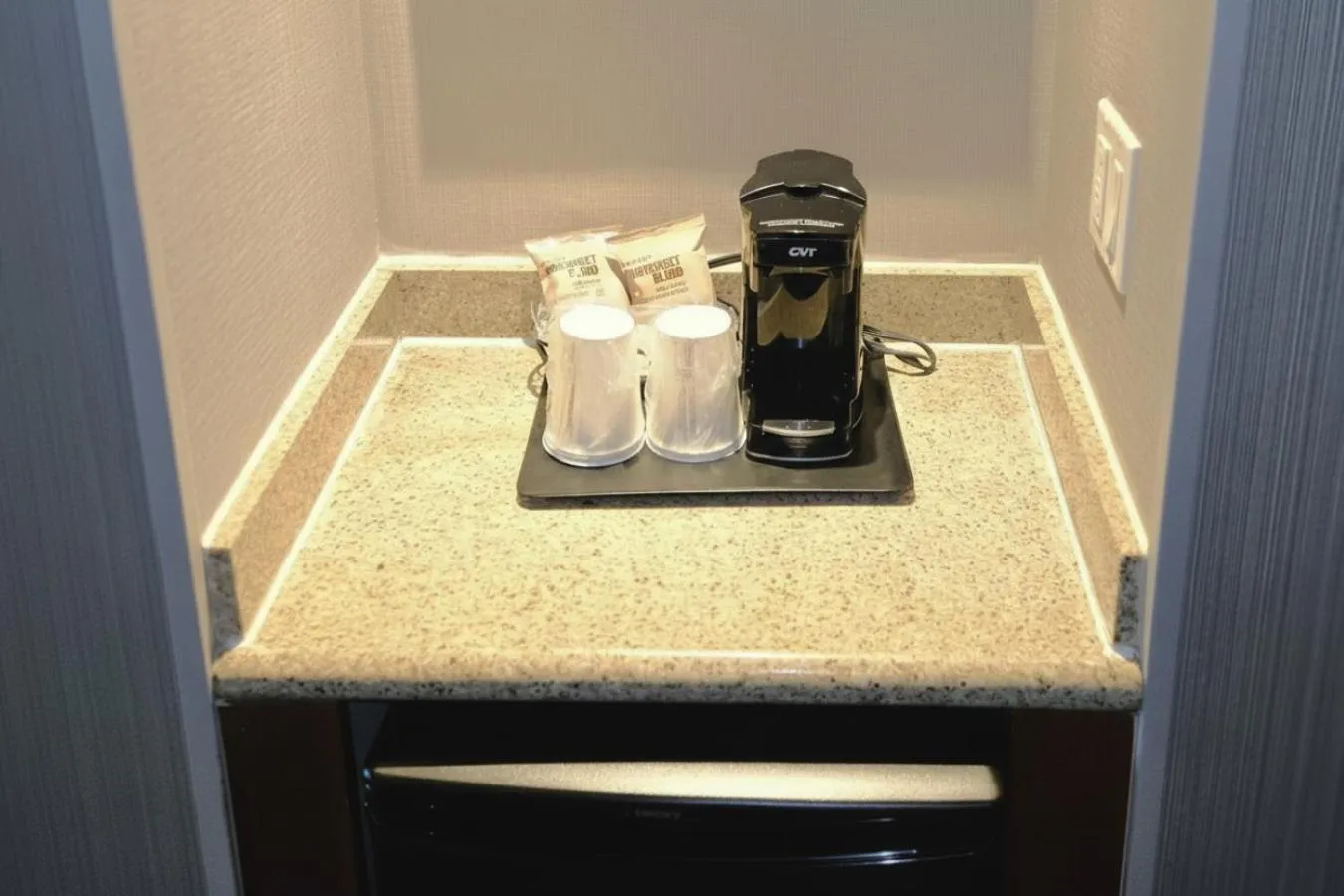 Coffee/tea facilities in Courtyard by Marriott Fort Smith Downtown