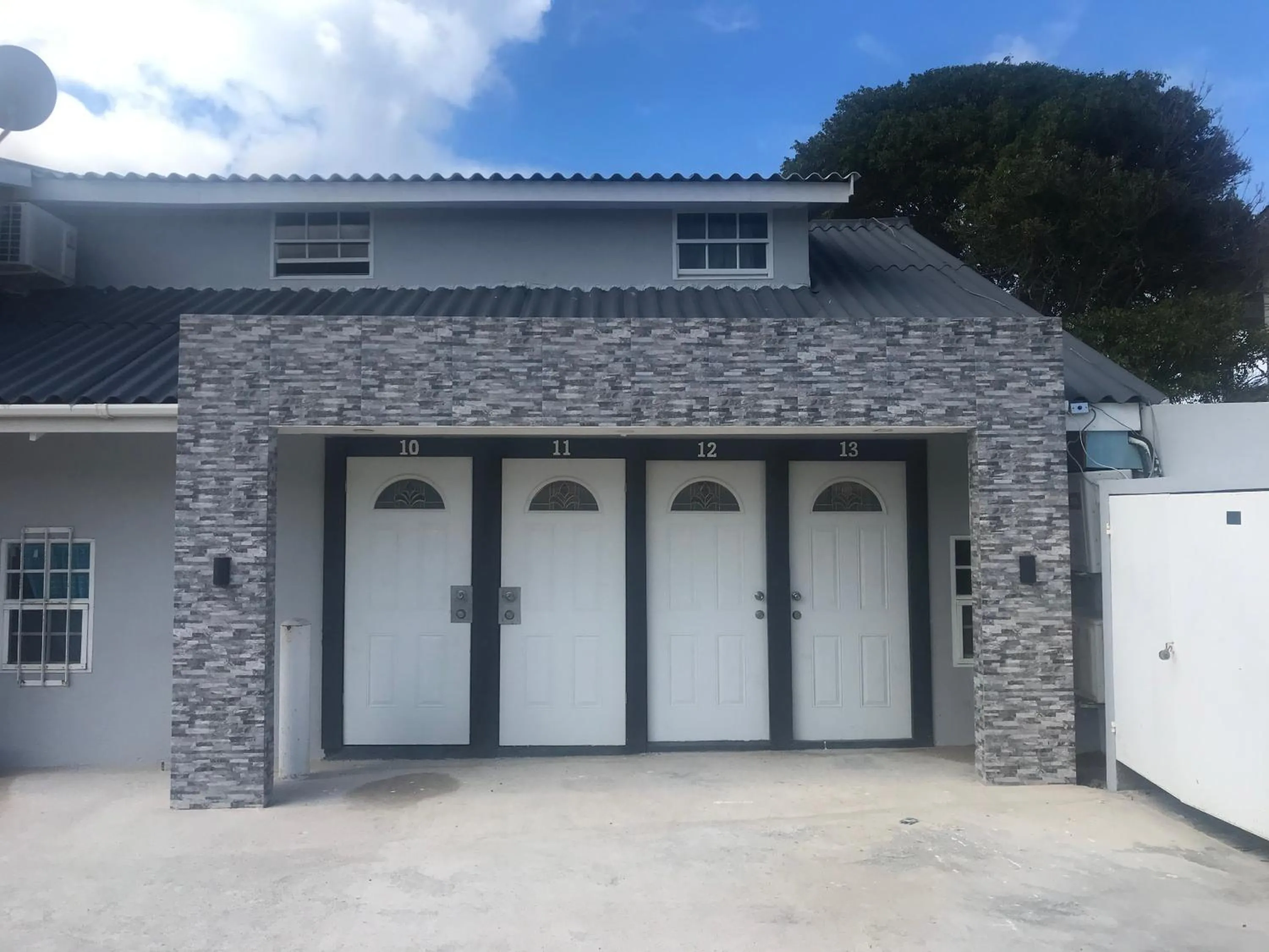 Facade/entrance in Blue View Apartments