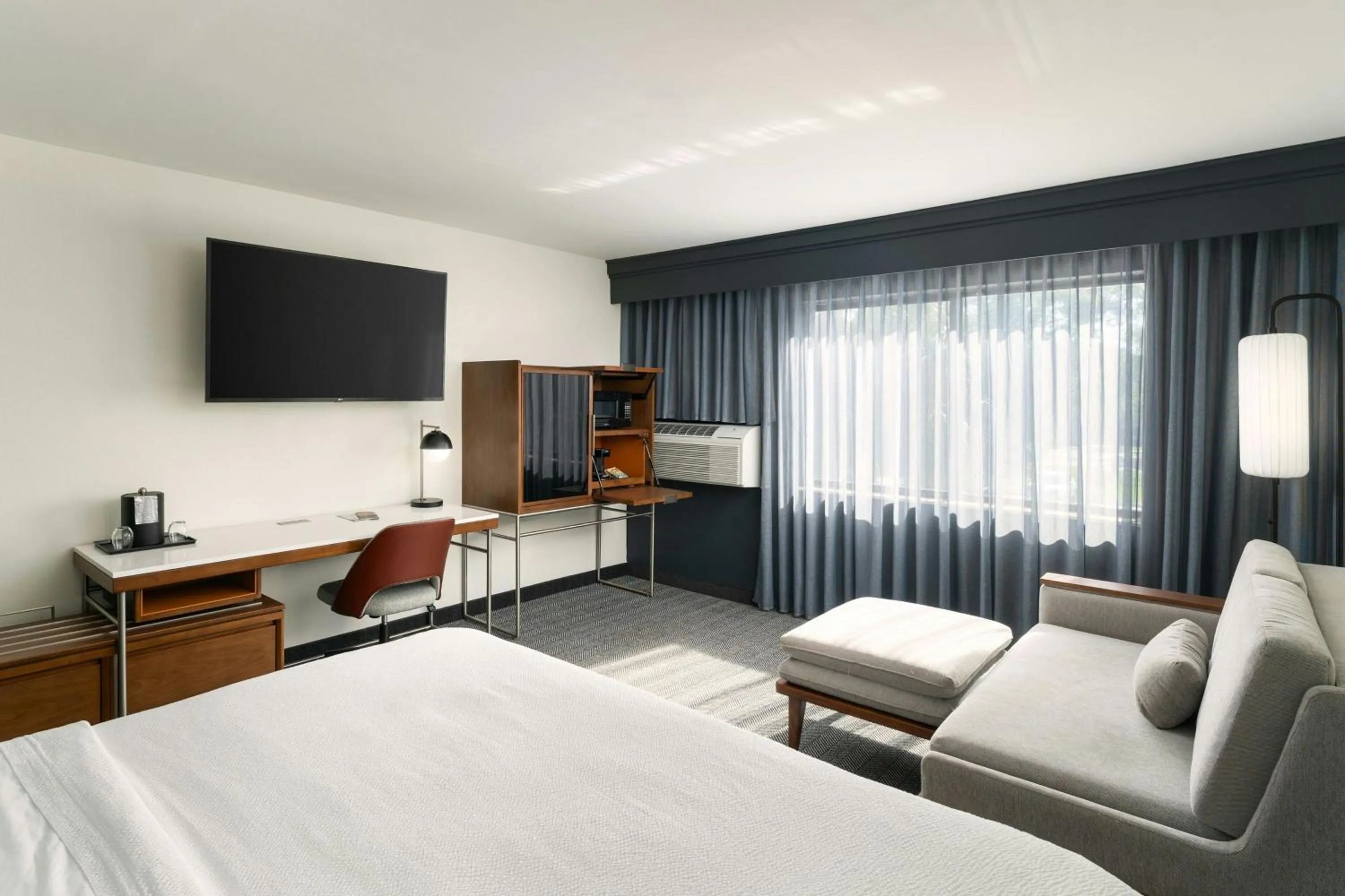 Photo of the whole room, Bed in Courtyard by Marriott Gainesville FL