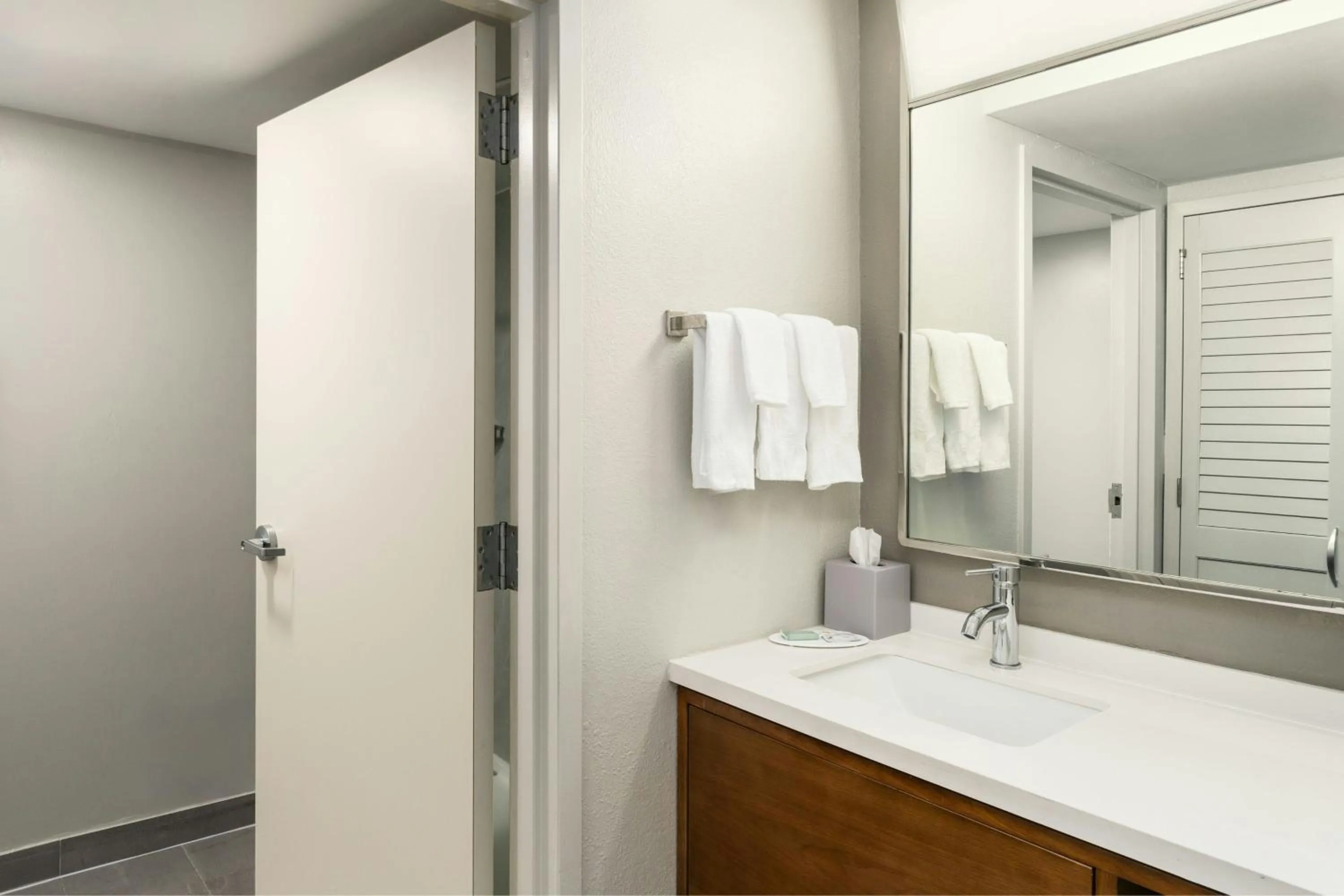 Photo of the whole room in Courtyard by Marriott Gainesville FL