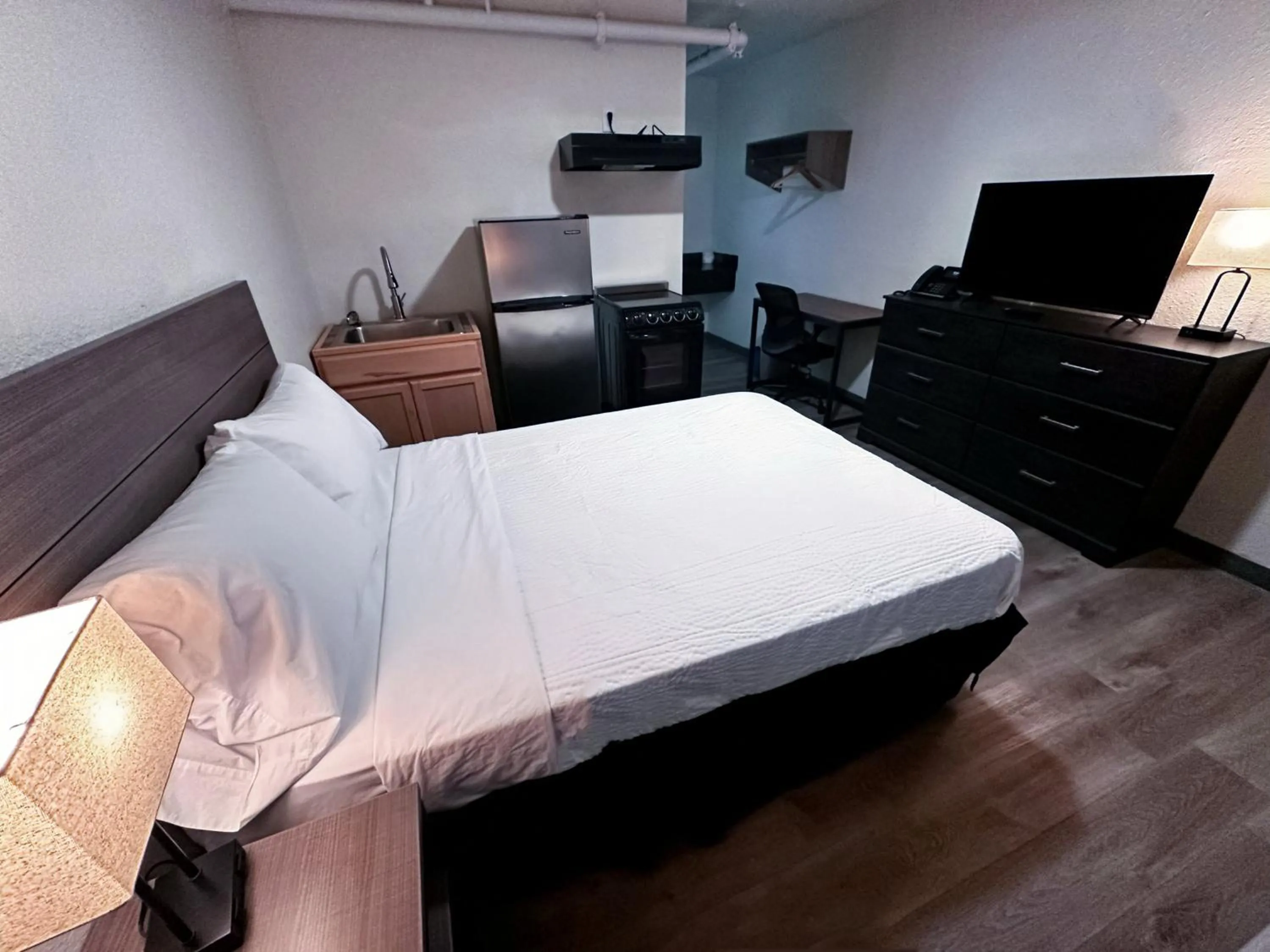 Photo of the whole room, Bed in Studio City Suites, a Travelodge by Wyndham